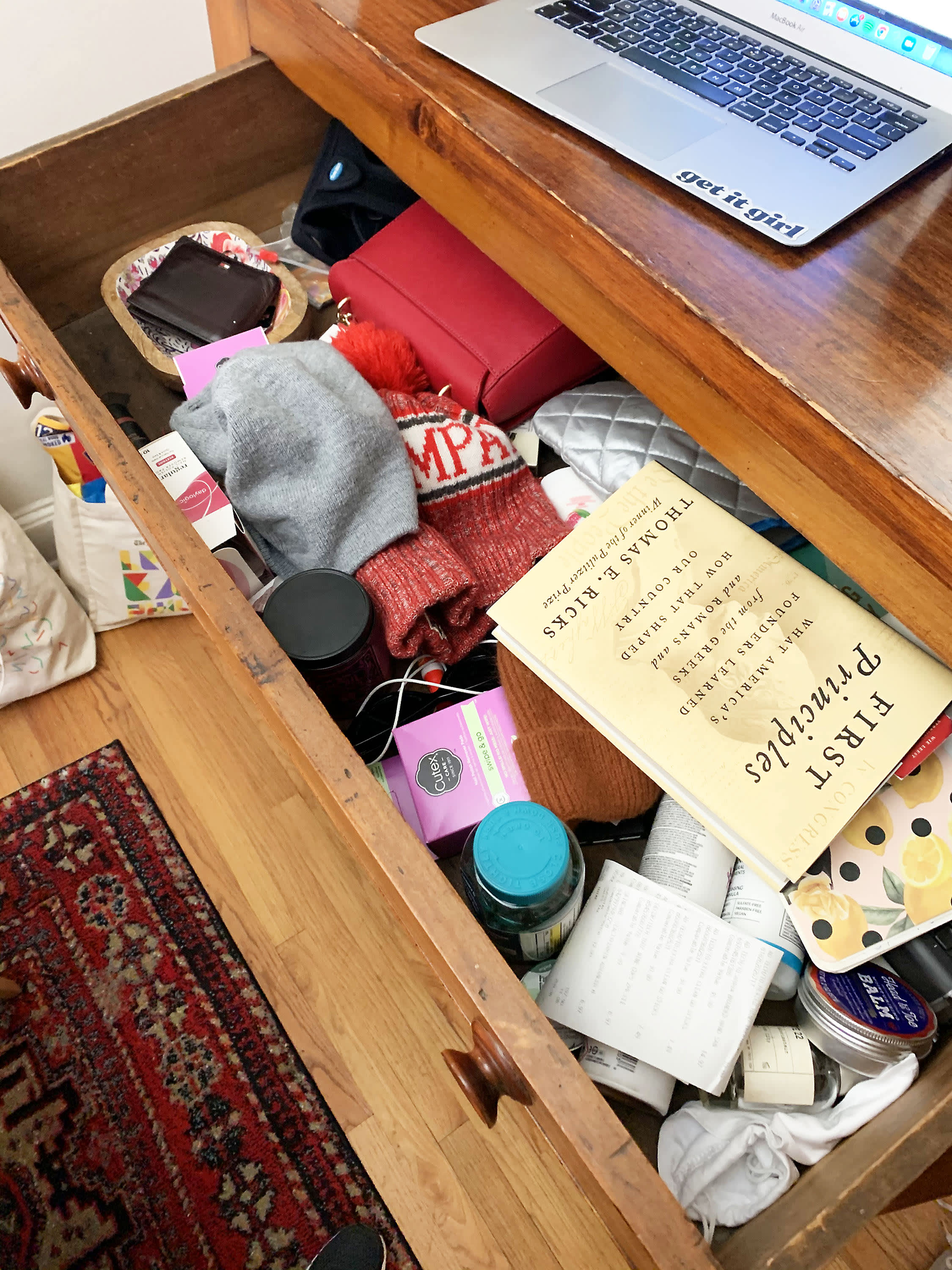 https://cdn.apartmenttherapy.info/image/upload/v1615487474/at/organize-clean/olivia-home-edit-junk-drawer-before.jpg