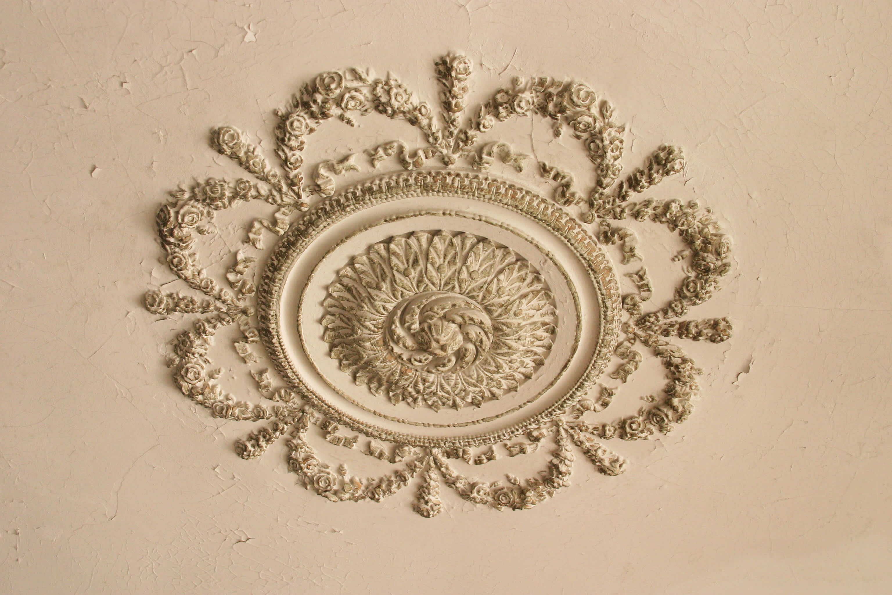 What Is a Ceiling Medallion? | Apartment Therapy