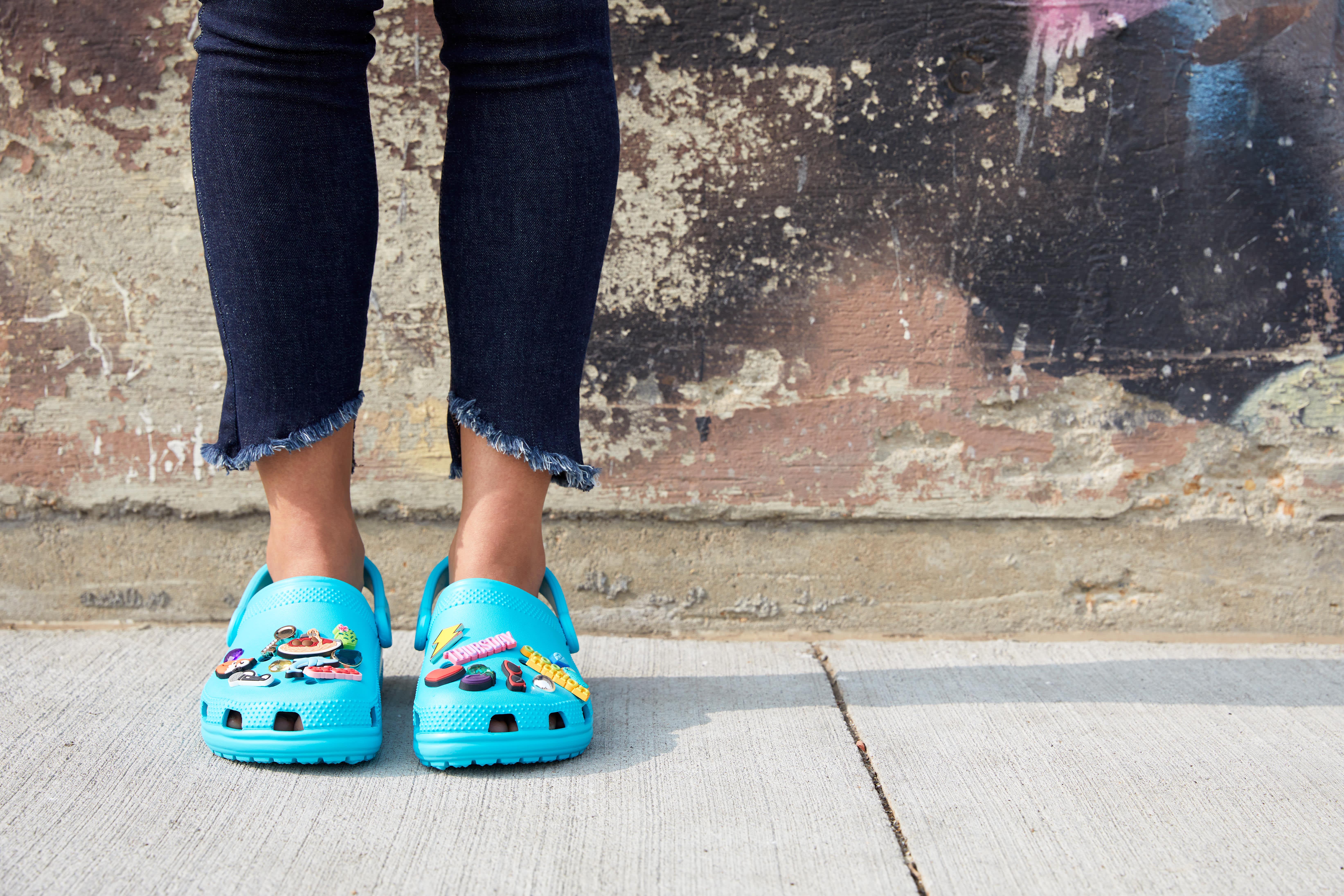 Eine ehrliche Bewertung von Crocs als Hausschuhe | Apartment Therapy