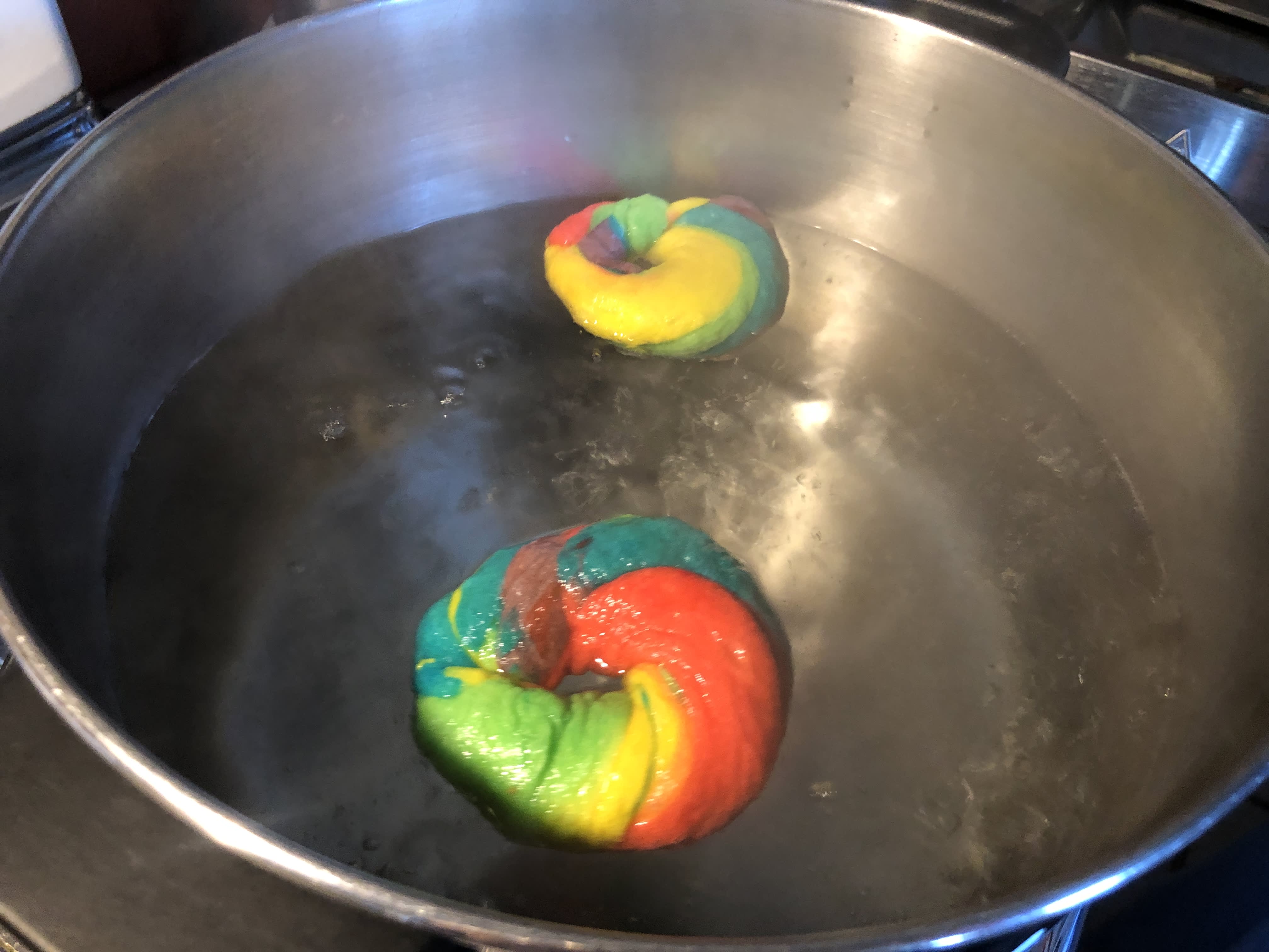 https://cdn.apartmenttherapy.info/image/upload/v1620669737/k/Edit/2021-06-Rainbow-Bagel-Kit/RainbowBagel7.jpg