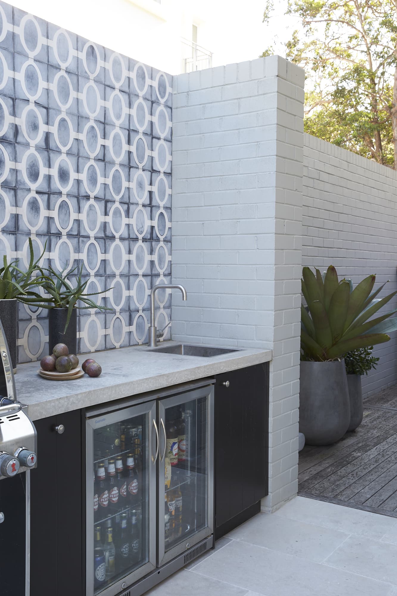 18 Outdoor Kitchen Ideas With Photos of Inspiring Spaces ...