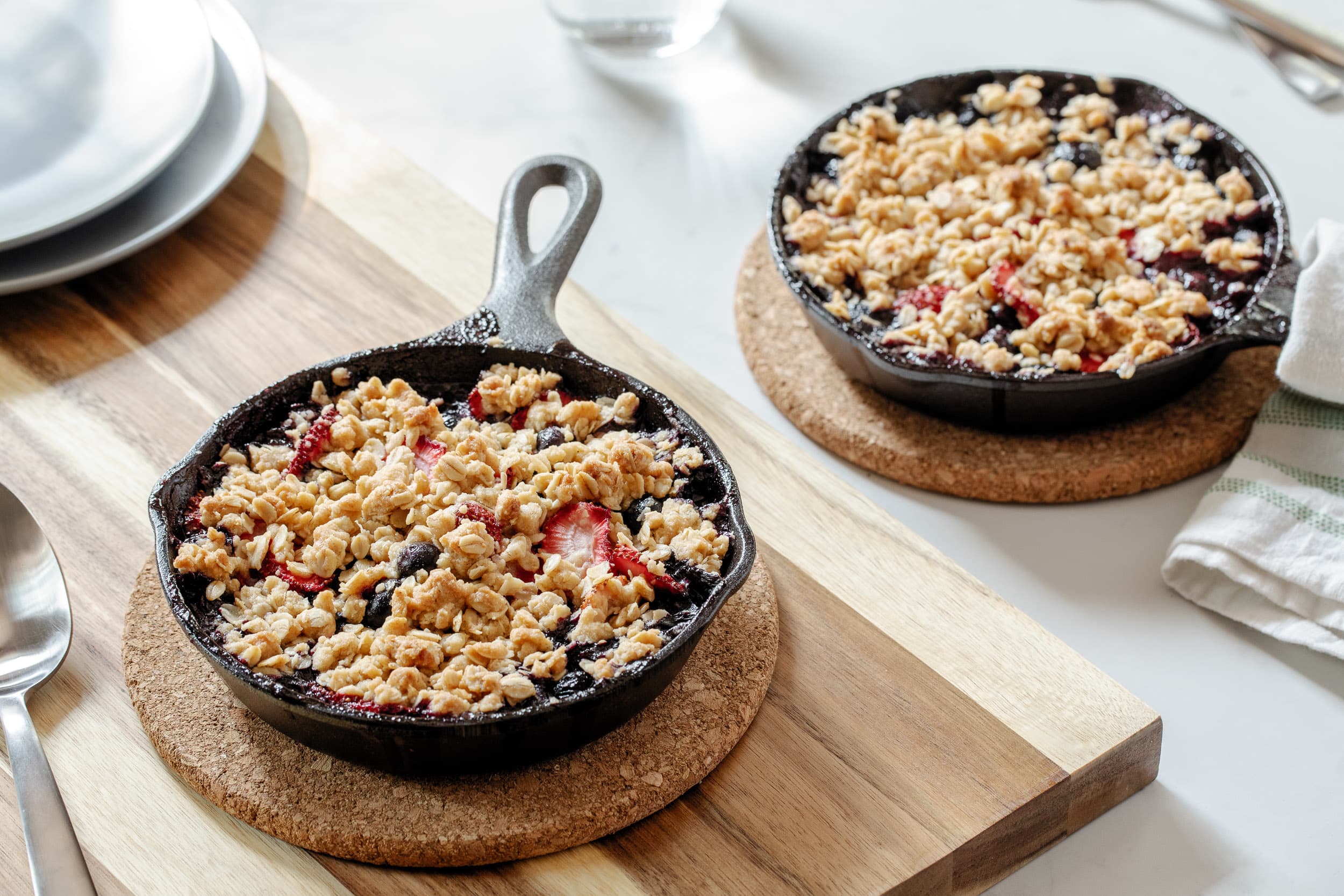 https://cdn.apartmenttherapy.info/image/upload/v1625763514/k/Photo/Lifestyle/2021-07-These-Mini-Cast-Iron-Skillets-Are-Made-for-Summer-y-Desserts%20/kitchn-2021-mini-cast-iron-skillet-2.jpg