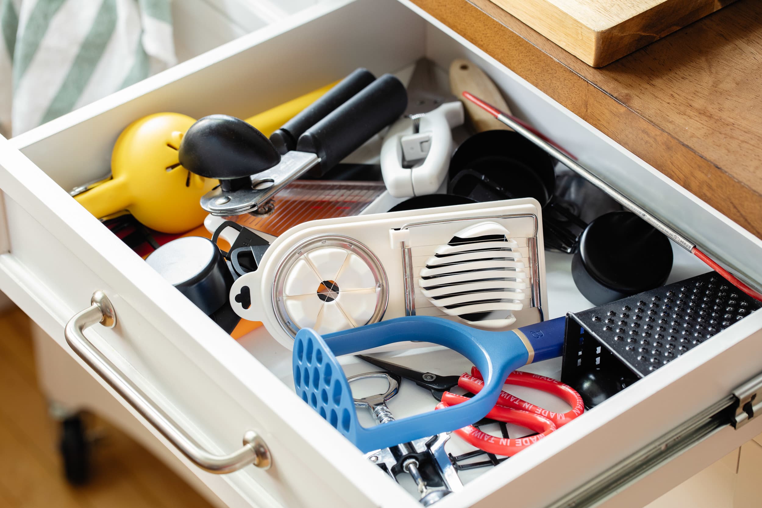 https://cdn.apartmenttherapy.info/image/upload/v1628706207/k/Photo/Lifestyle/2021-08-The-Most-Brilliant-Drawer-Organizing-Tip-That-Everyone-Needs-to-Hear/Kitchn-2021-Drawer-Organizing-Tip-1.jpg