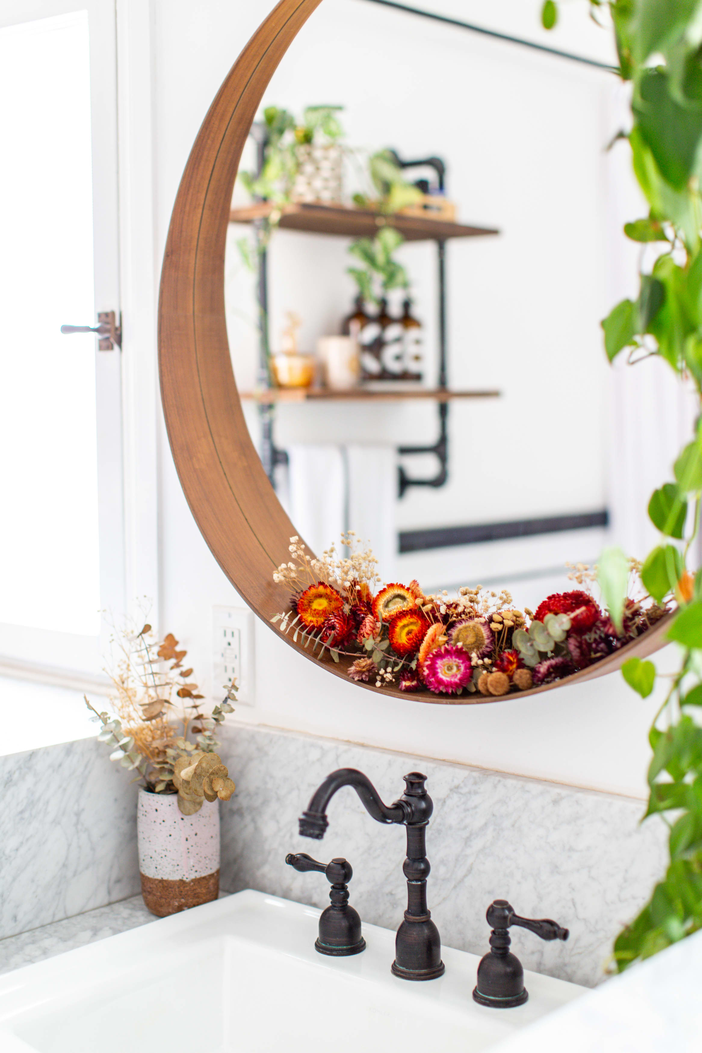Here's an Easy, Cheap Way to Display Dried Flowers in a Bathroom |  Apartment Therapy, image size:2333x3500