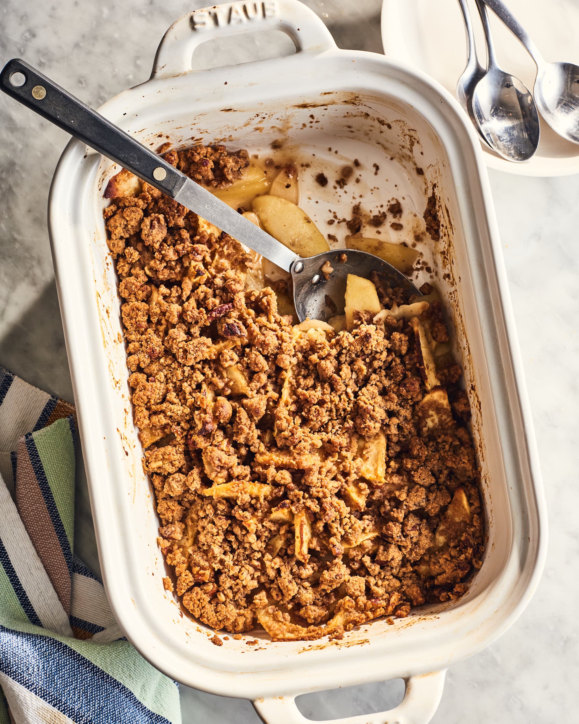 https://cdn.apartmenttherapy.info/image/upload/v1636465222/k/Photo/Series/2021-11-showdown-apple-crisp/recipe-showdown_apple-crisp_virginia-willis/2021-11-03_ATK10610.jpg