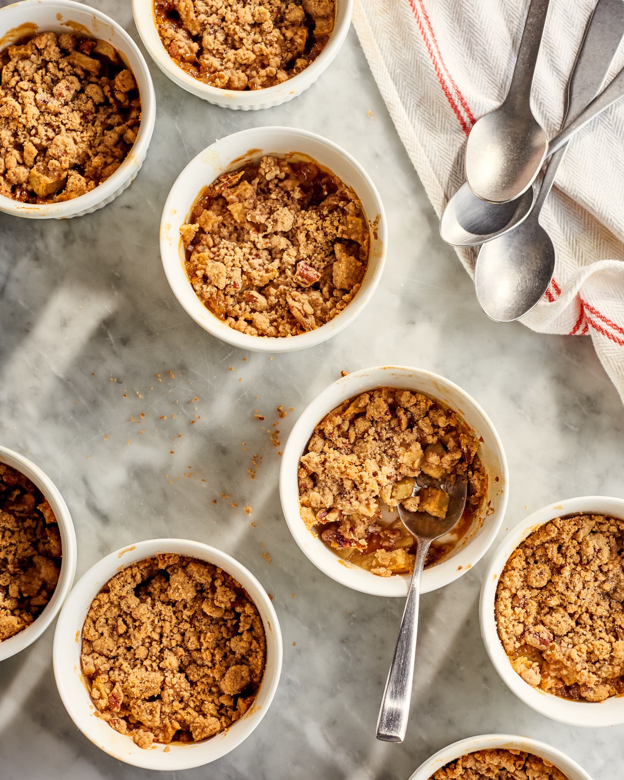 https://cdn.apartmenttherapy.info/image/upload/v1636465224/k/Photo/Series/2021-11-showdown-apple-crisp/recipe-showdown_apple-crisp_the-neelys/2021-11-03_ATK10632.jpg