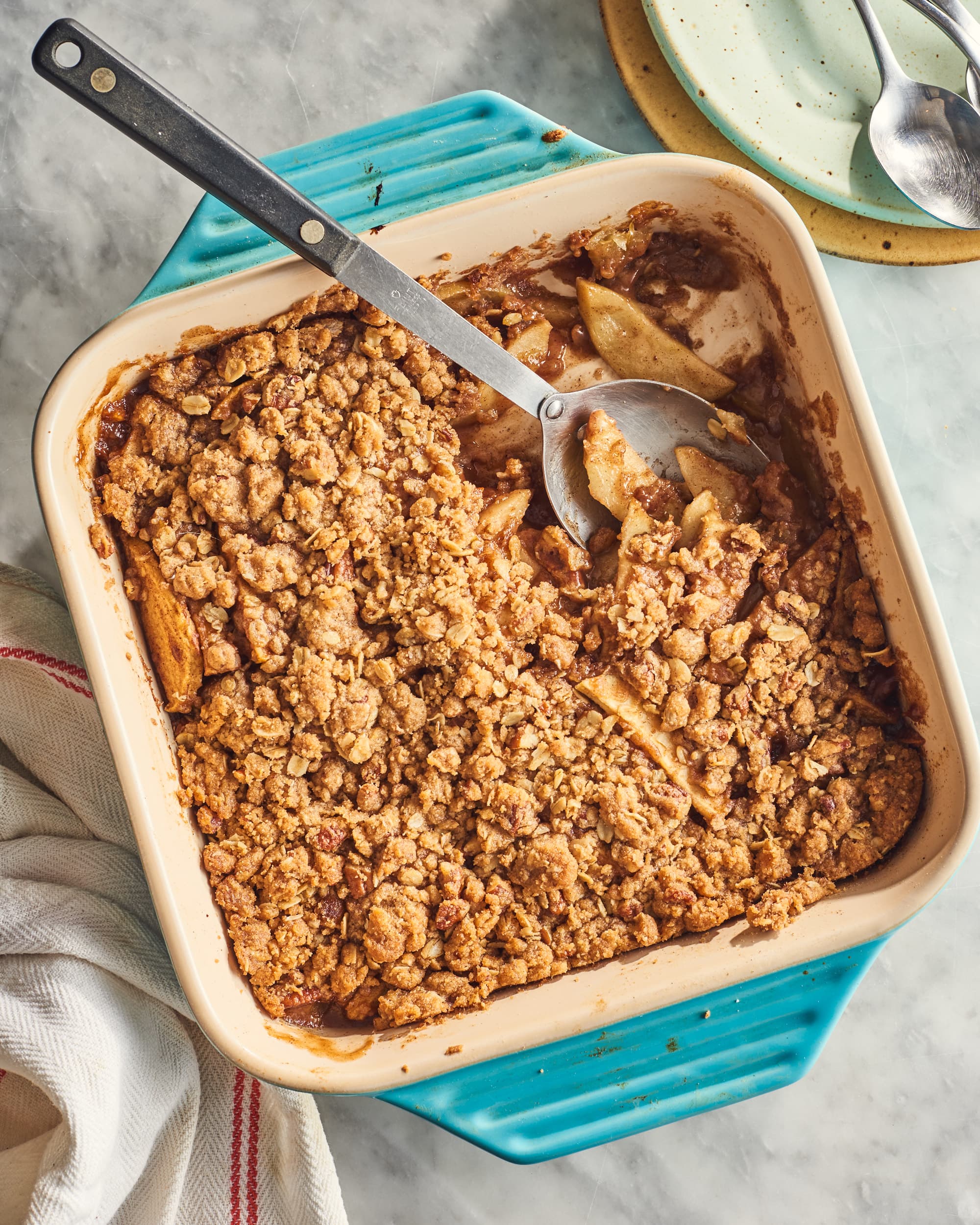 https://cdn.apartmenttherapy.info/image/upload/v1636465224/k/Photo/Series/2021-11-showdown-apple-crisp/recipe-showdown_apple-king-arthur/2021-11-03_ATK10600.jpg