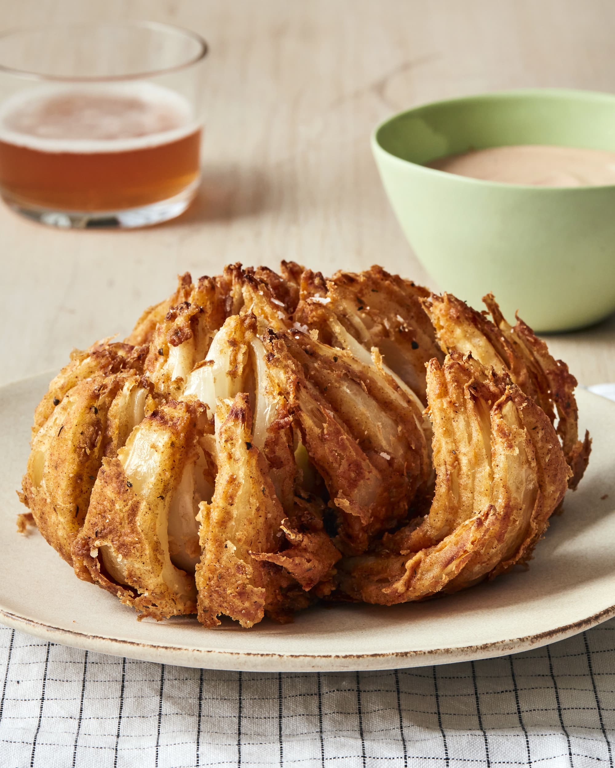 https://cdn.apartmenttherapy.info/image/upload/v1639494887/k/Photo/Recipes/2021-12-blooming-onion/211208_ApartmentTherapy_BloominOnion_0230.jpg