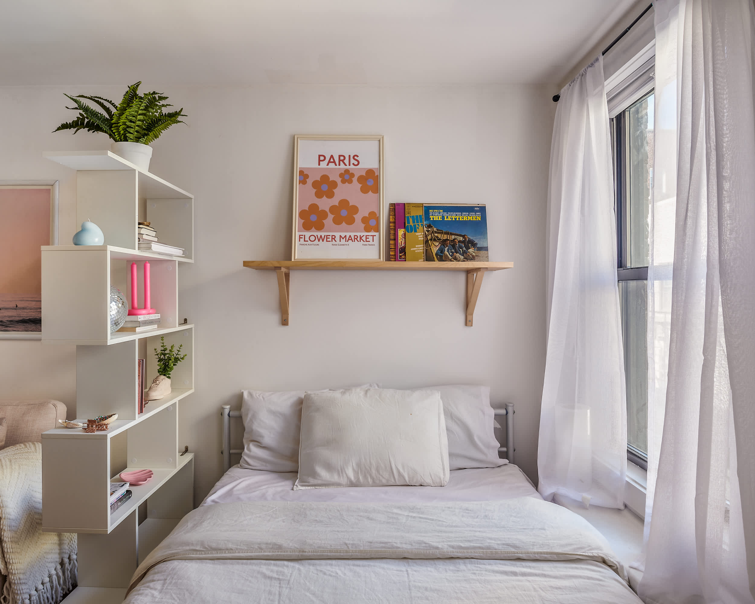 How to Organize your Bedroom Shelves