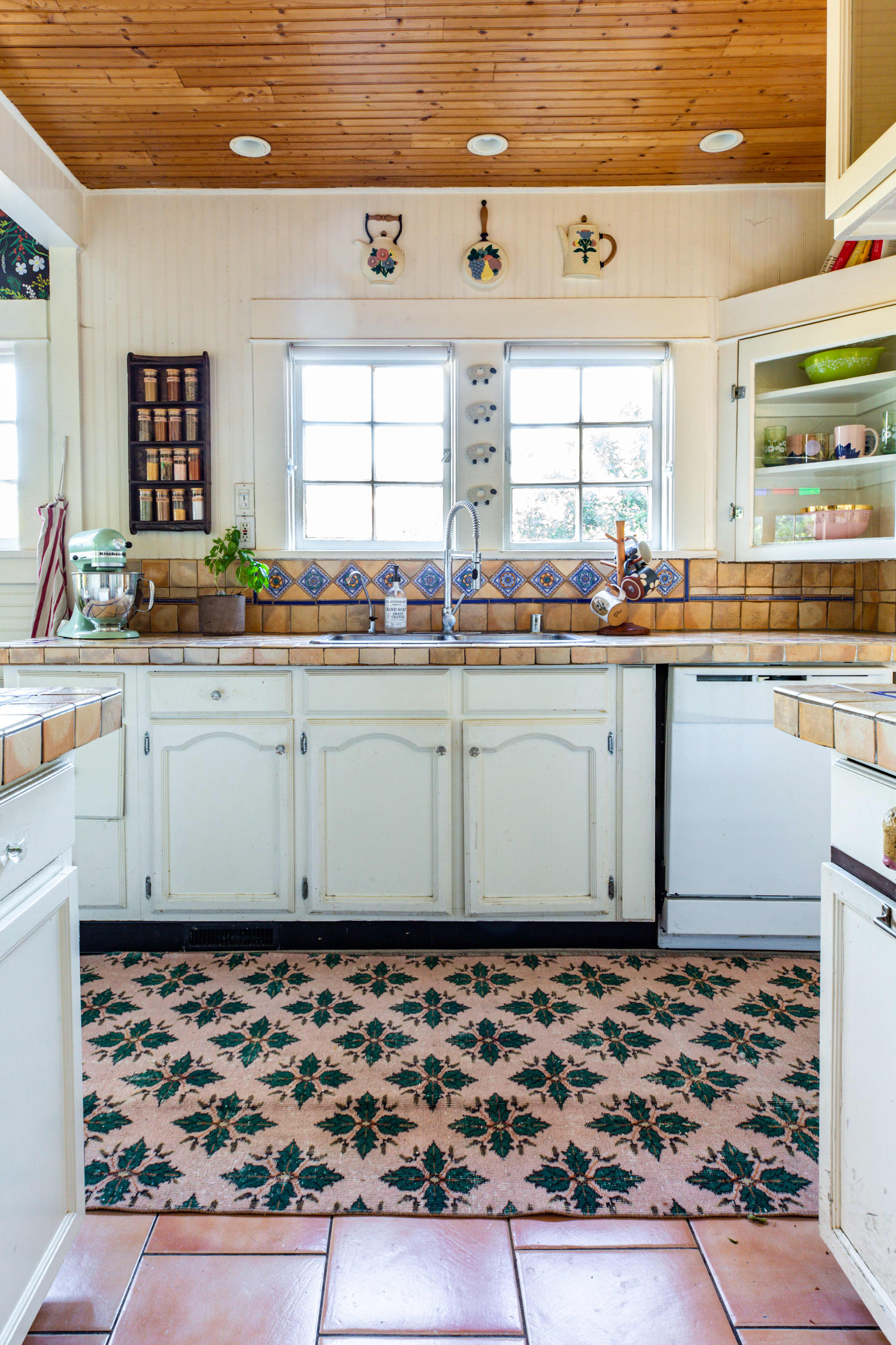 17 Best Airbnb Kitchen Essentials, According to a Superhost