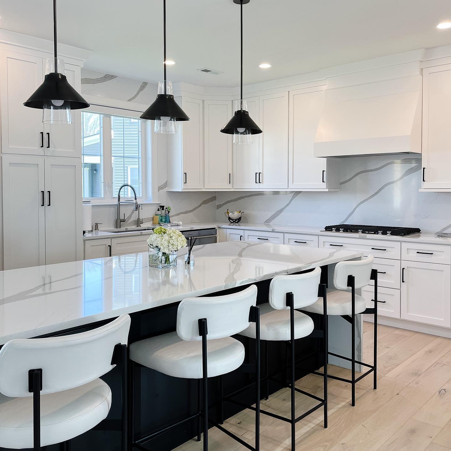 28 Black & White Kitchen Decor Ideas & Pictures