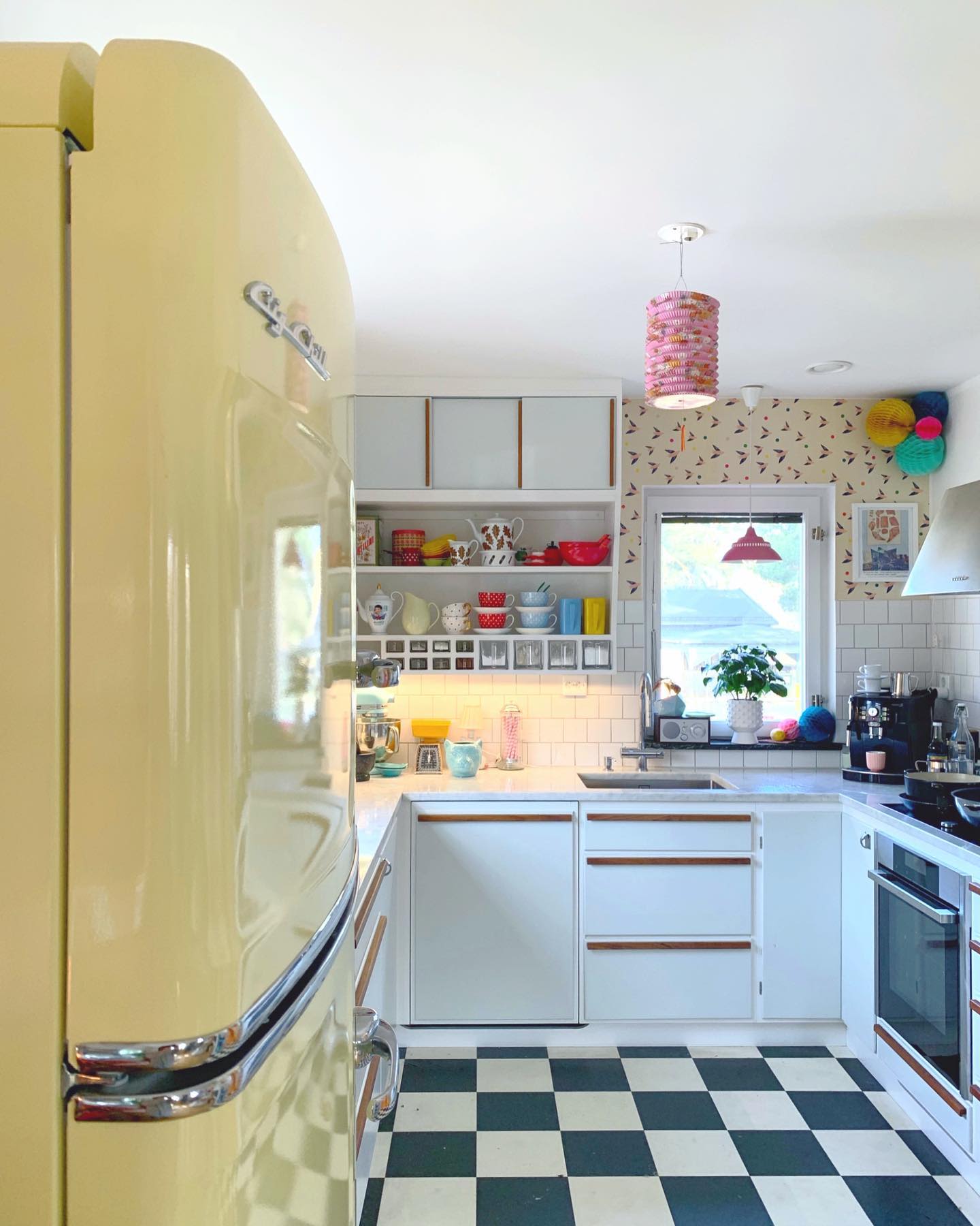 20 Cool Retro Kitchens   Fun Kitchens With Vintage Style ...