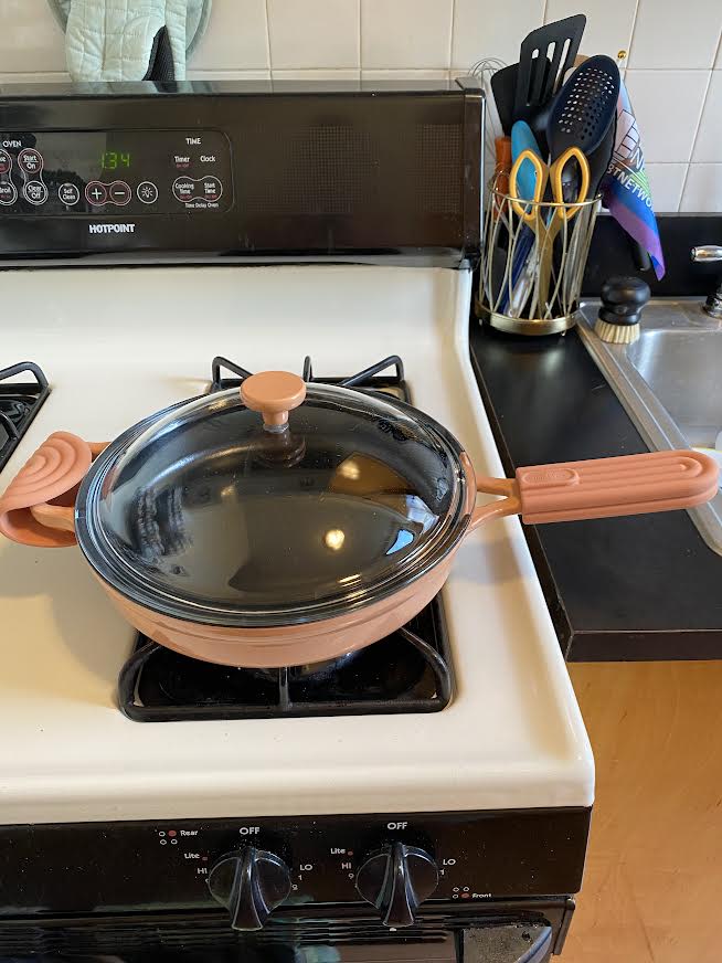 https://cdn.apartmenttherapy.info/image/upload/v1657216326/our_place_cast_iron_skillet_review.jpg