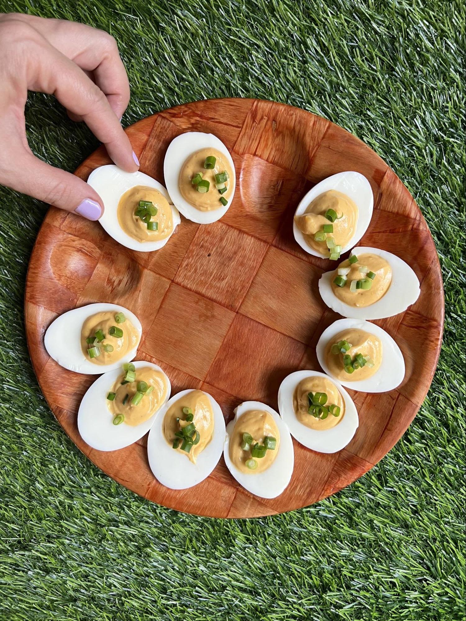 https://cdn.apartmenttherapy.info/image/upload/v1658325446/k/Edit/2022-08-Ramen-Flavoring-Packet-Trick/tray_of_deviled_eggs.jpg