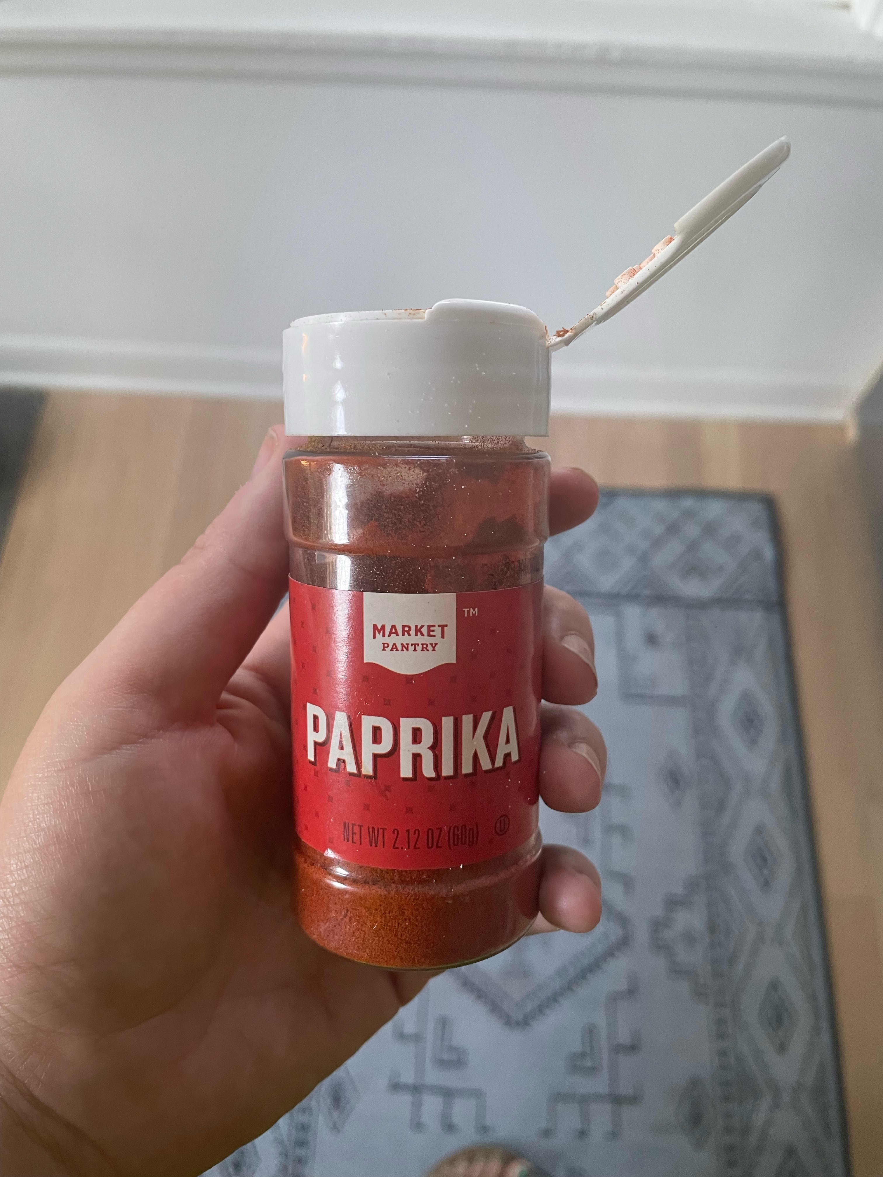 https://cdn.apartmenttherapy.info/image/upload/v1661264882/k/Edit/2022-09-TikTok-Spice-Jar-Hack/paprika_bottle.jpg