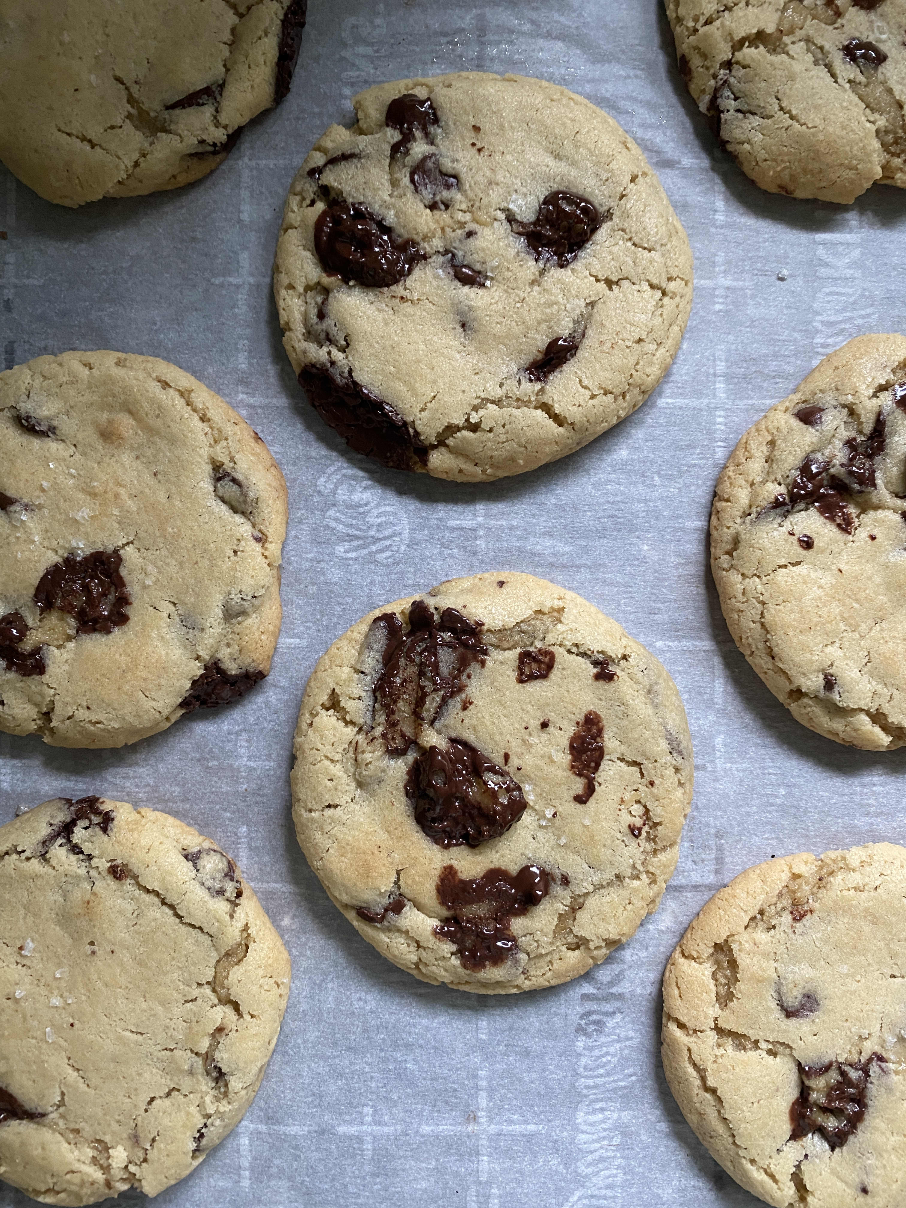 https://cdn.apartmenttherapy.info/image/upload/v1661366058/k/Edit/2022-08-Sarah-Kieffer-New-Chocolate-Chip-Cookie-ITI/batch-2-smashed.jpg