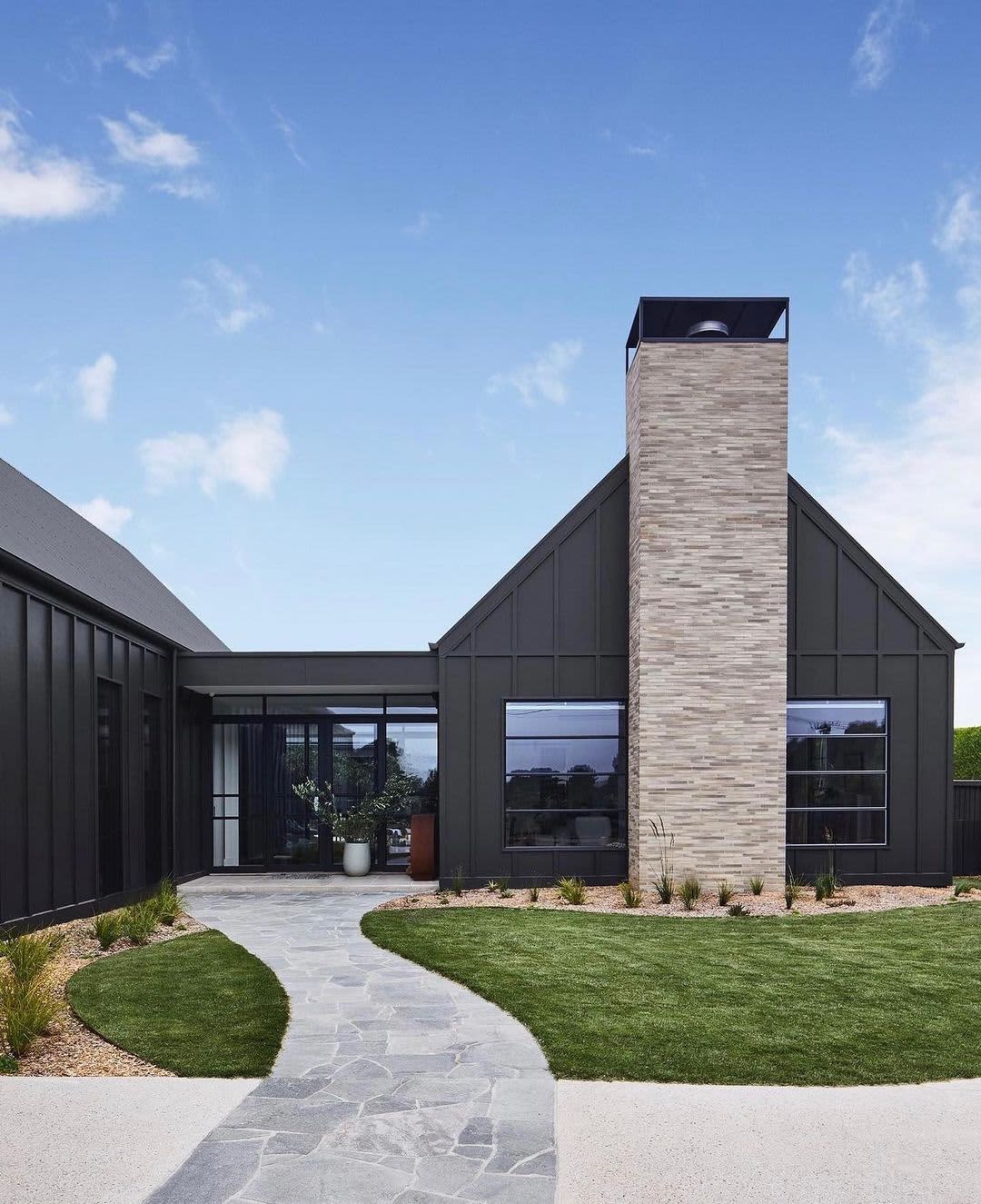 15 Chic Black Houses - All-Black Exteriors For Your Next Repaint ...