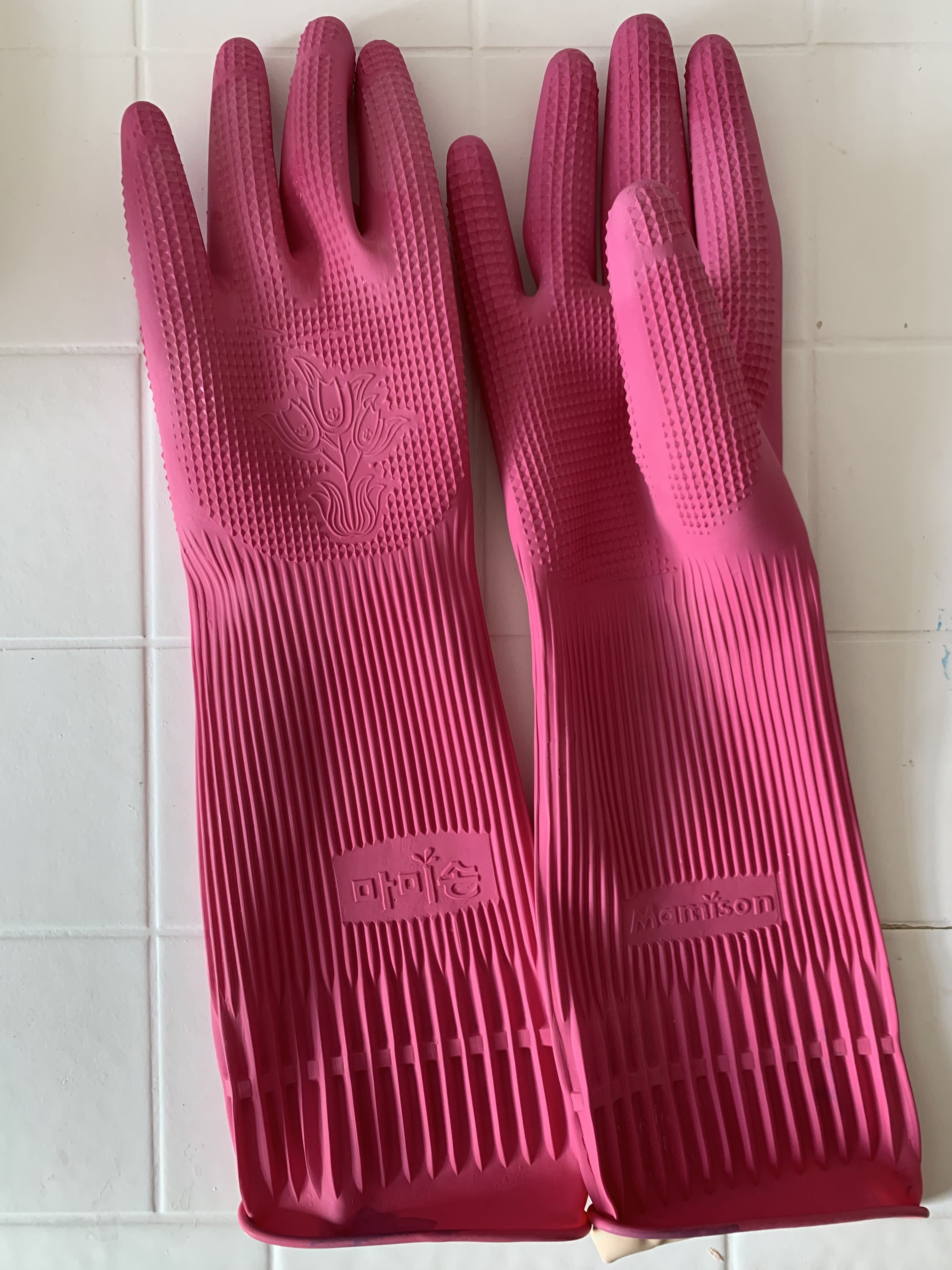 https://cdn.apartmenttherapy.info/image/upload/v1665755799/k/Edit/2022-10-Dishwashing-Gloves-Product-Review/pink_dishwashing_gloves.jpg