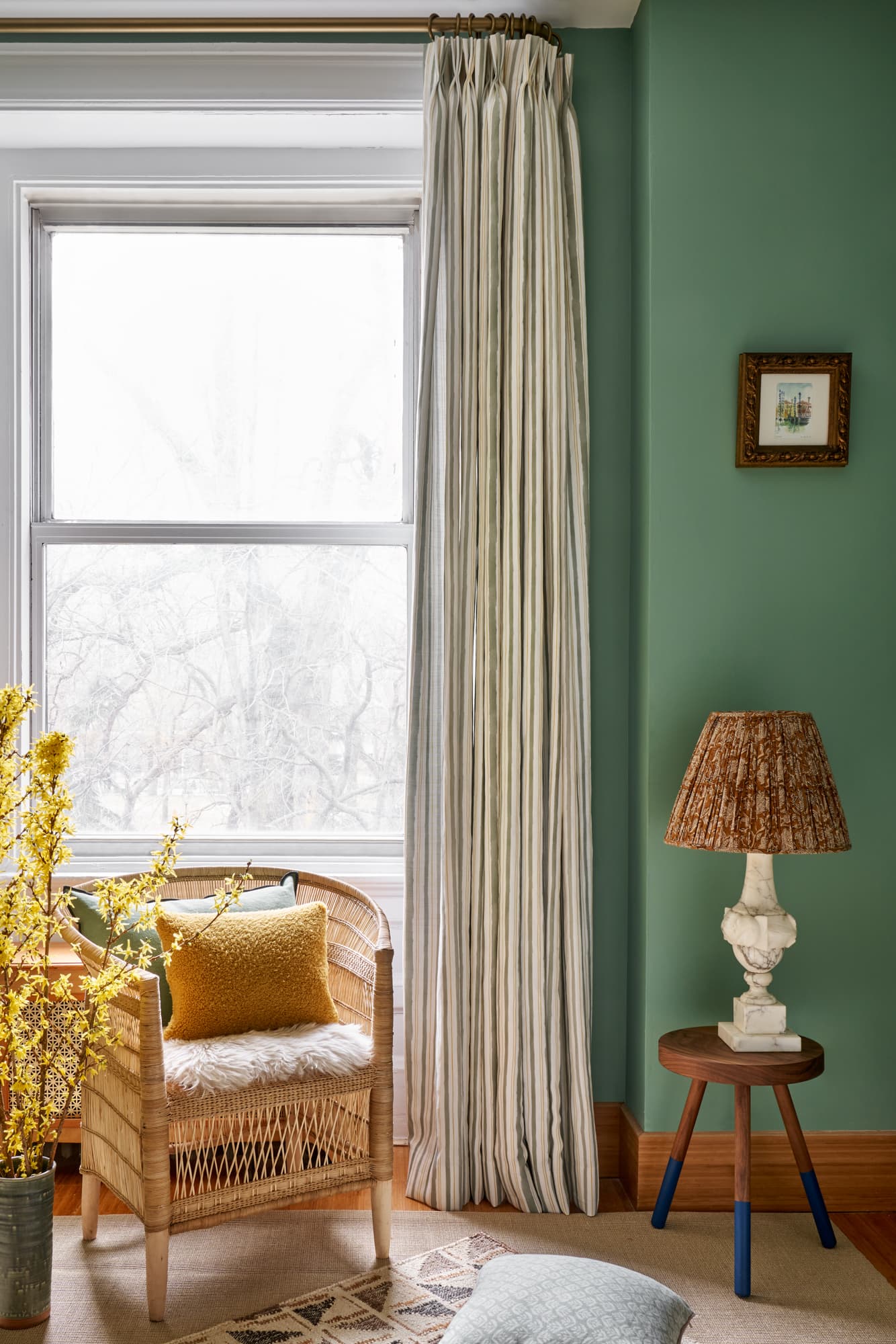 WHAT COLORS GO WITH FOREST GREEN IN DECORATING?