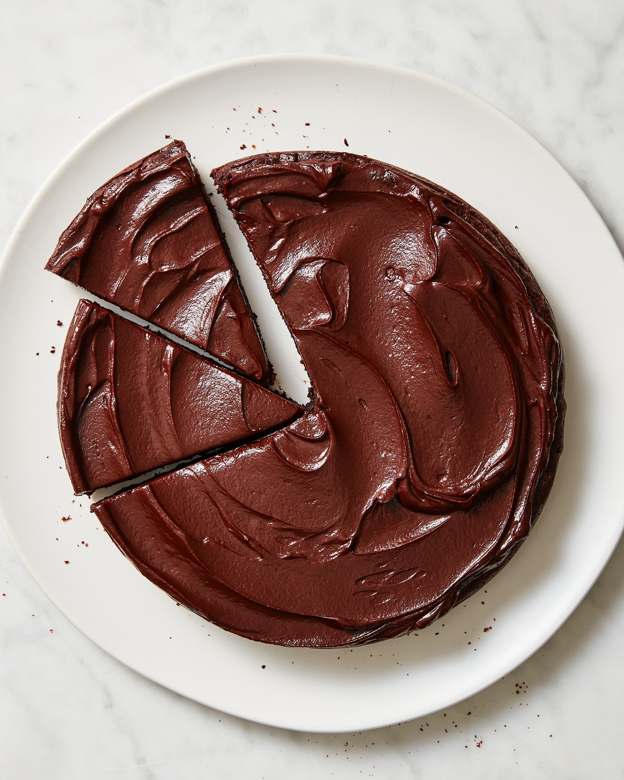 https://cdn.apartmenttherapy.info/image/upload/v1673277734/k/Photo/Series/2023-03-recipe-showdown-flourless-chocolate-cake/230104_ATKitchn_flourless-chocolate-cake-kingarthur_0104.jpg