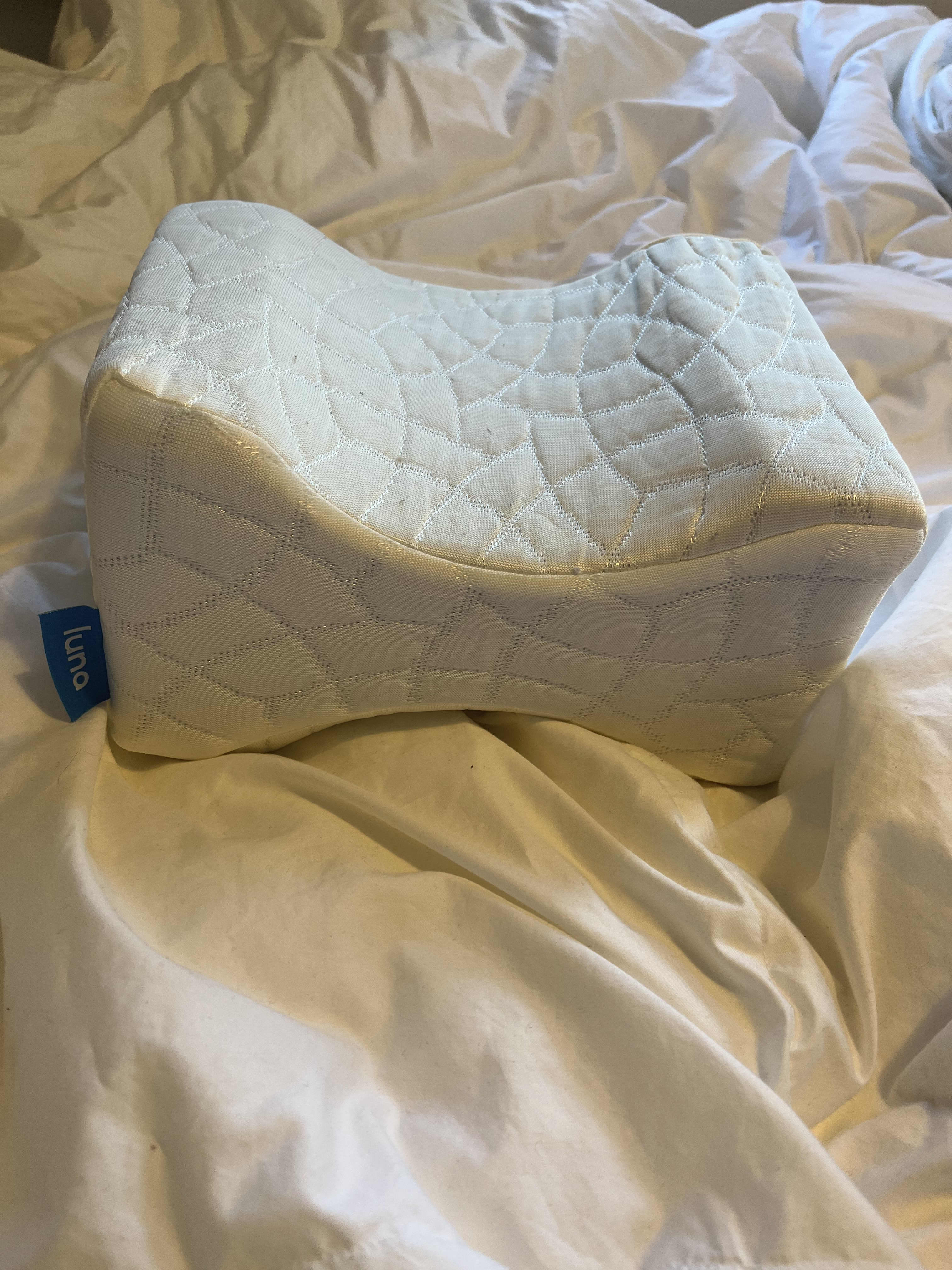 A Review of Luna's Orthopedic Knee Pillow