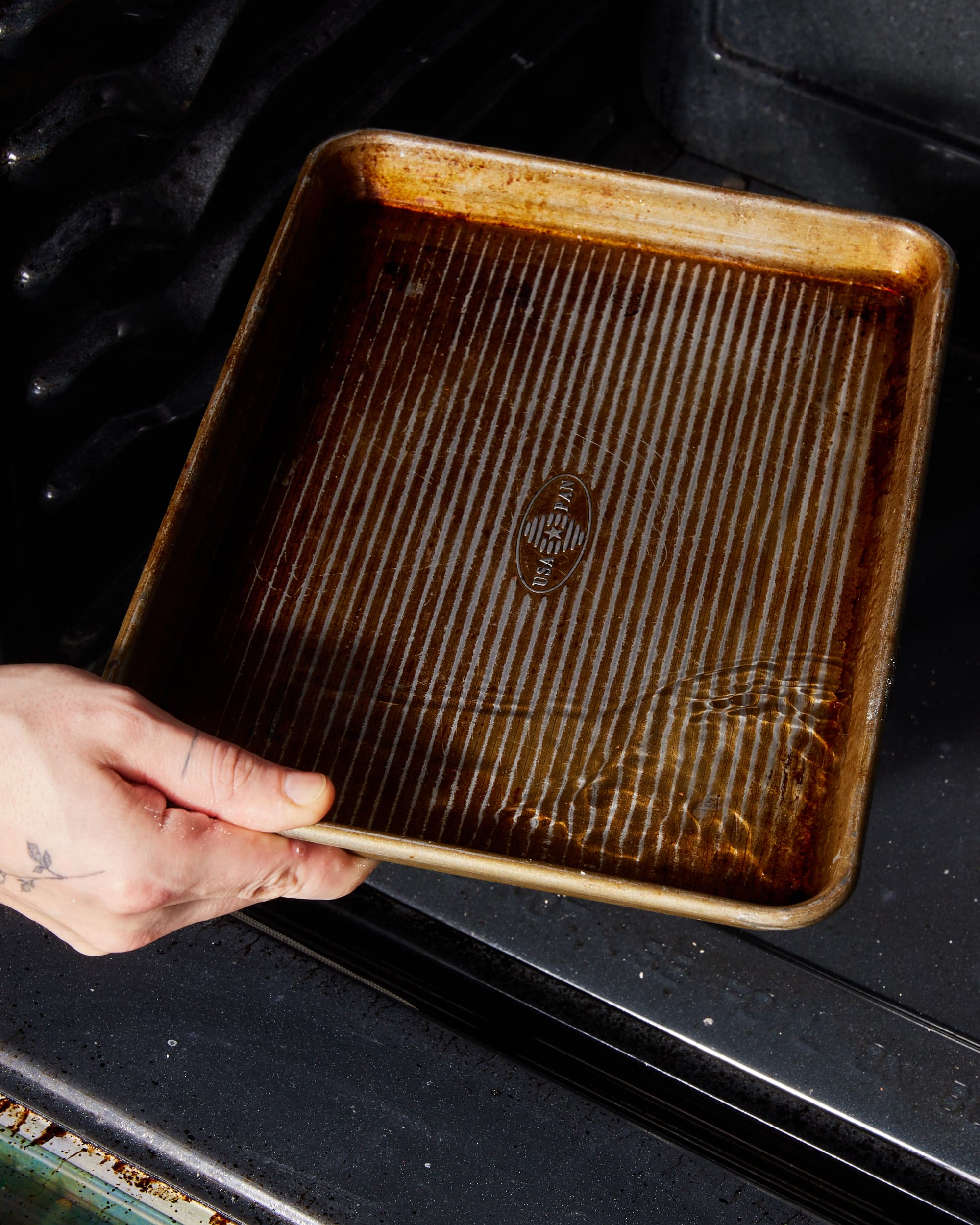 How to Clean Oven Trays (A Handy Guide!)