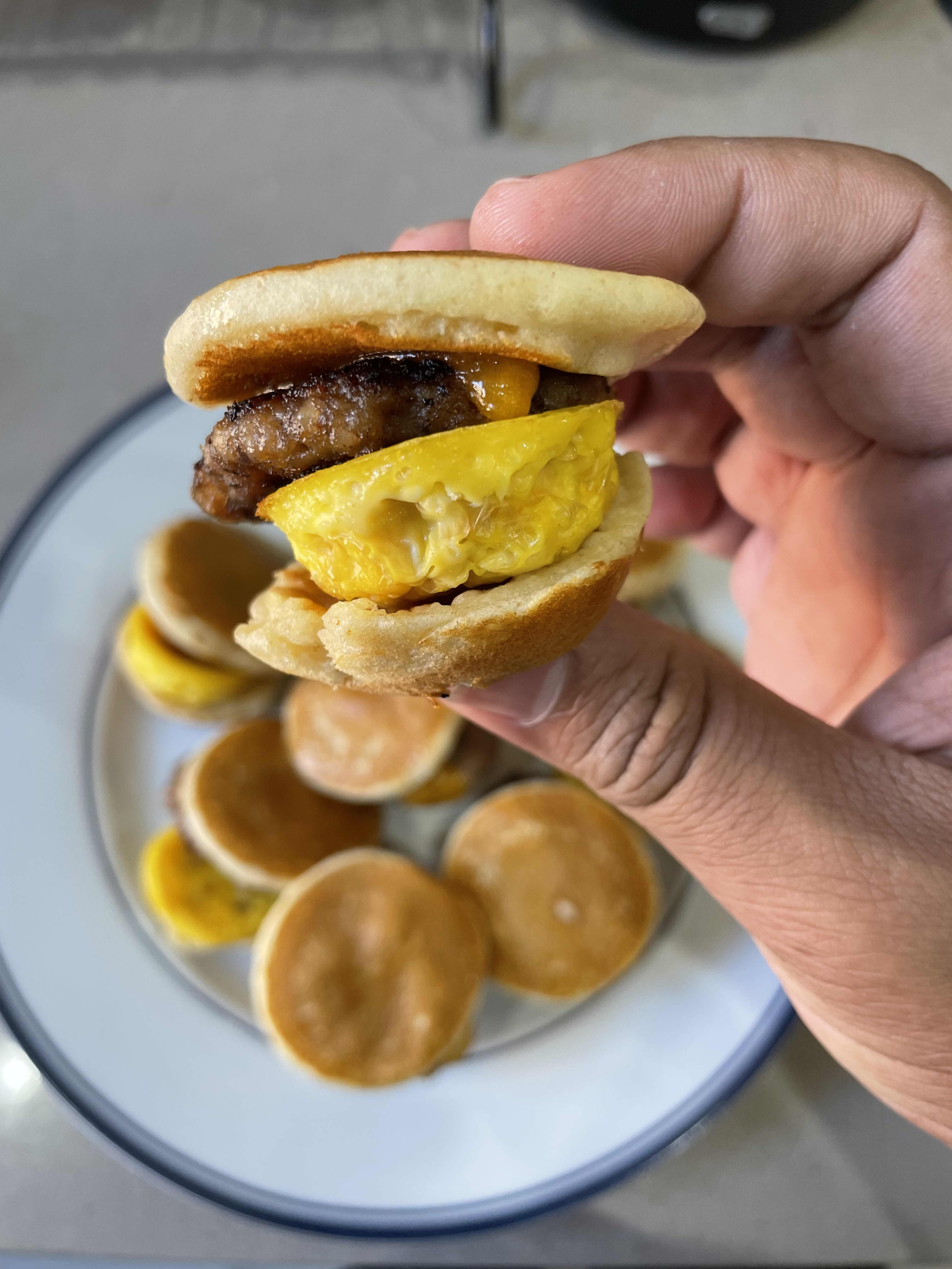 2 Microwavable Breakfast Sandwich Maker Egg Muffin Pan Kitchen