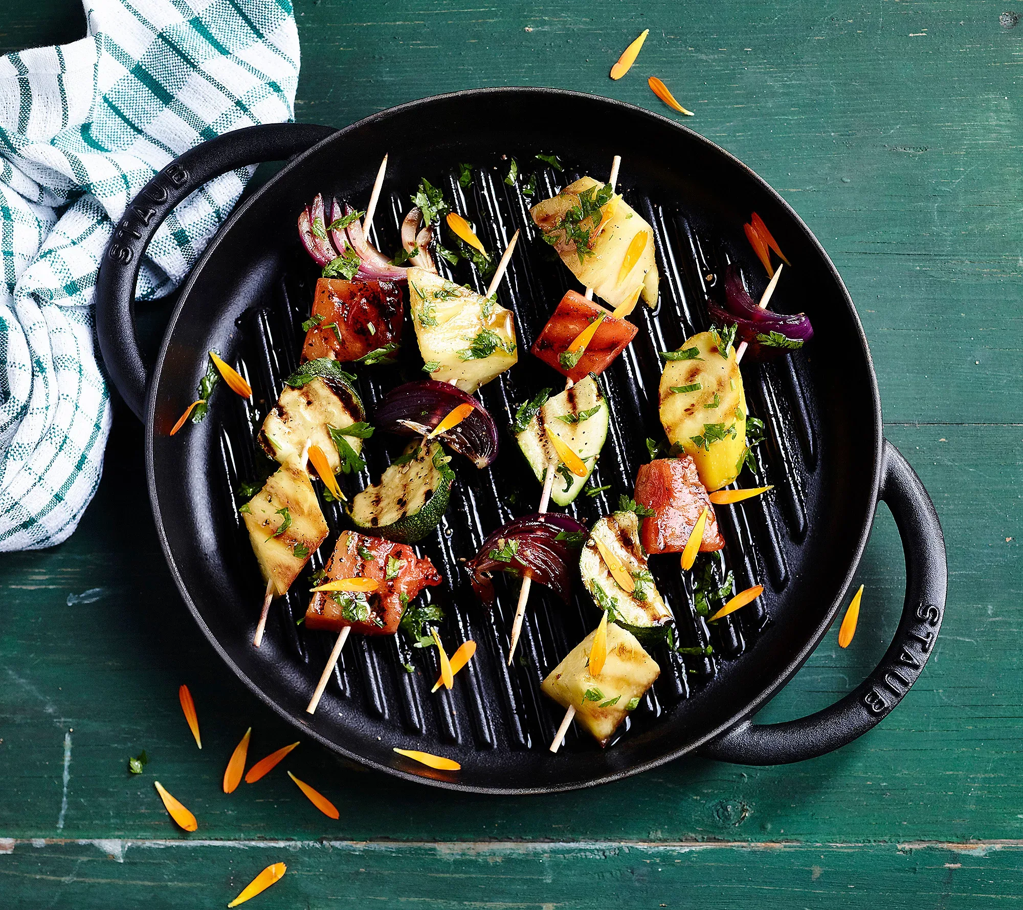 https://cdn.apartmenttherapy.info/image/upload/v1682349012/commerce/Staub-Cast-Iron-Grill-Pan-lifestyle-qvc.webp