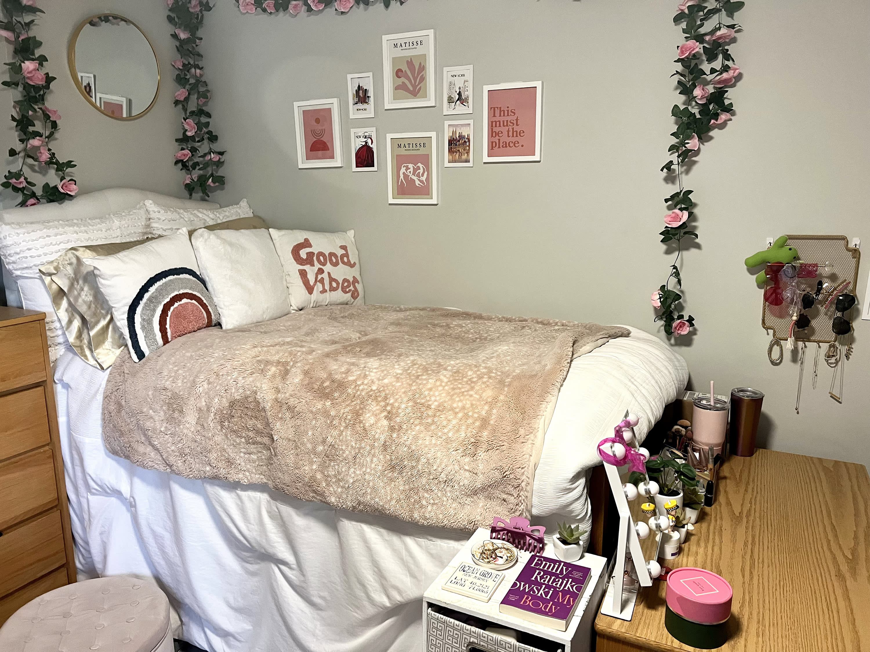 How To Decorate Dorm Walls