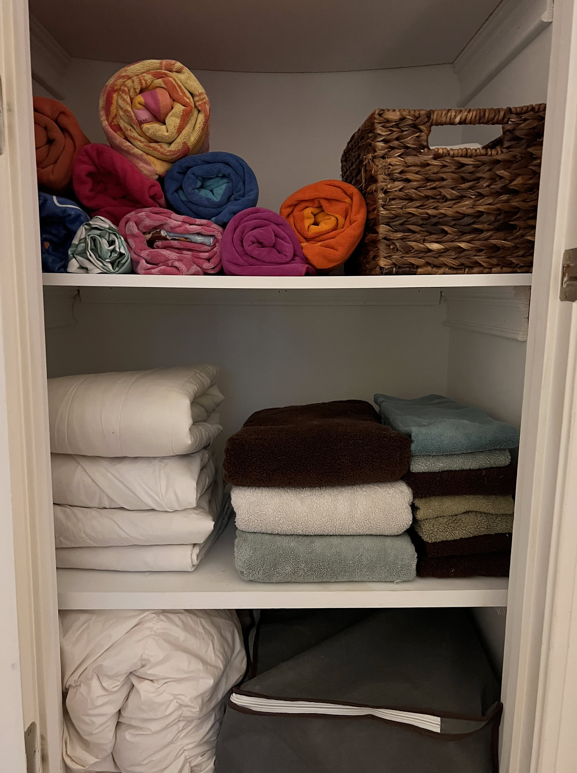 https://cdn.apartmenttherapy.info/image/upload/v1688737329/at/organize-clean/2023/Writer%20Provided/pro-organizer-linen-closet/linen-closet-3.jpg