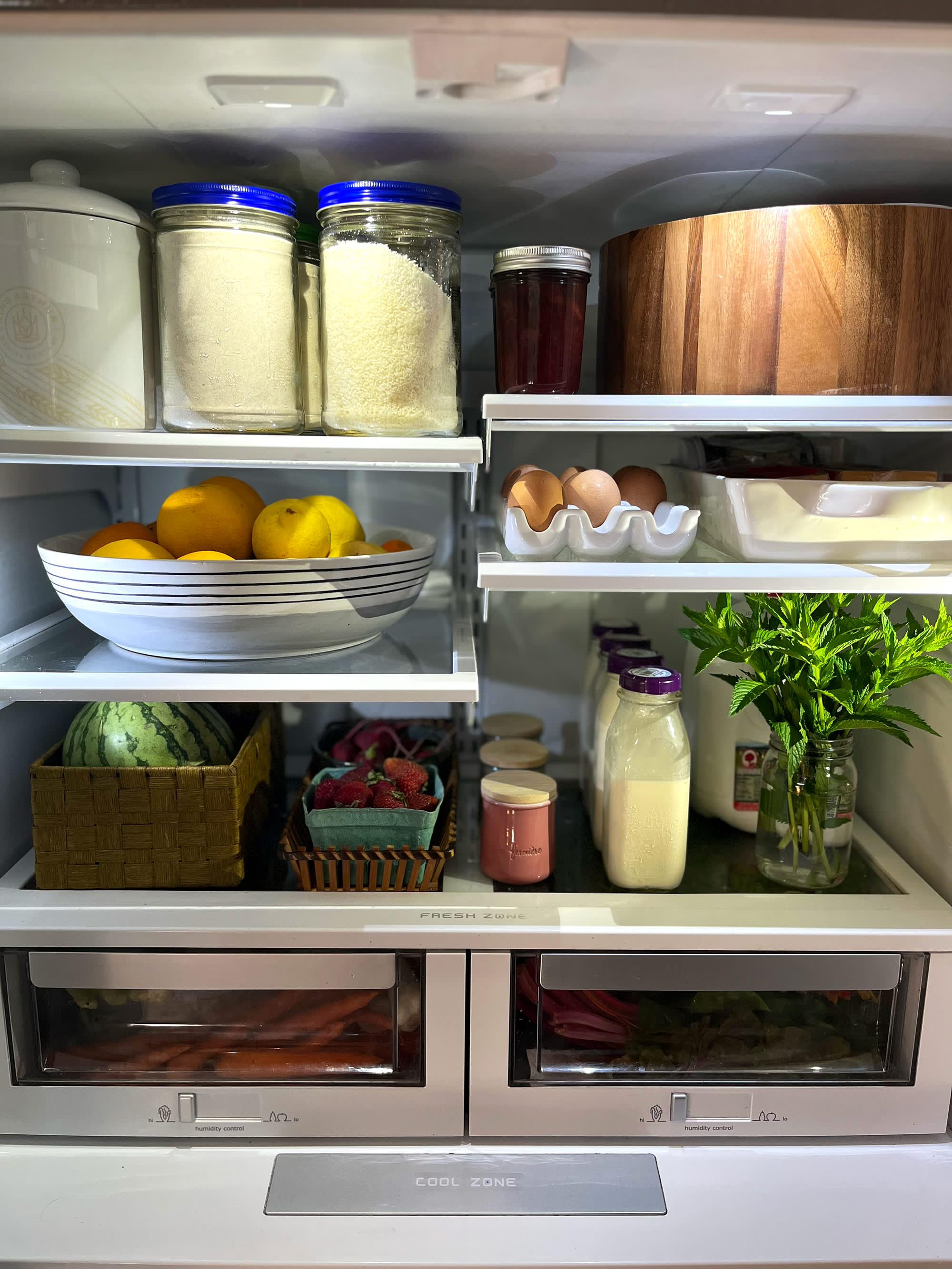 https://cdn.apartmenttherapy.info/image/upload/v1689711759/k/Edit/2023-07-organize-your-fridge-without-spending-a-dollar/organize-your-fridge-without-spending-a-dollar-6856.jpg