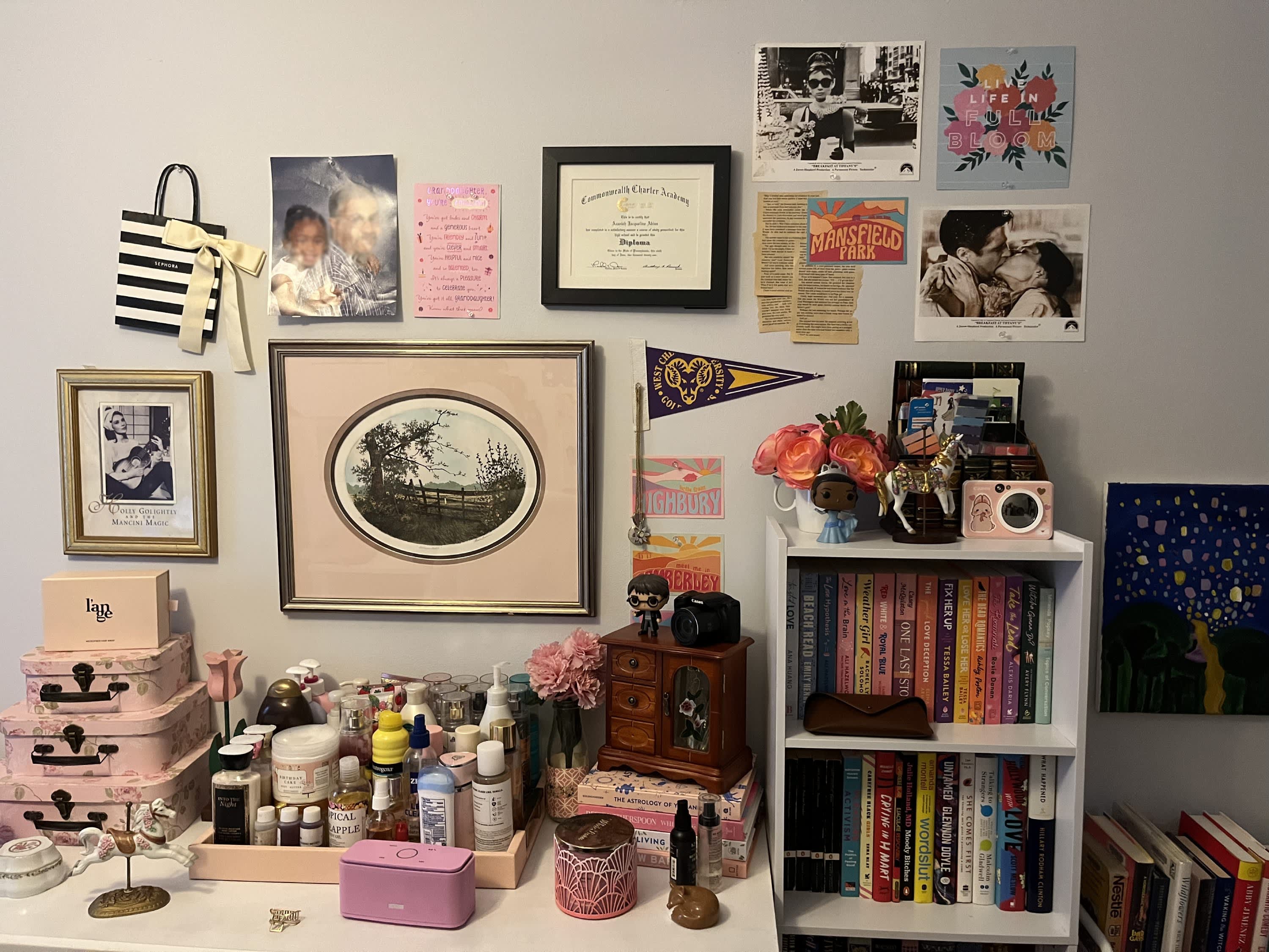 taylor swift bedroom shelves  Taylor swift, Taylor, Aesthetic room inspo