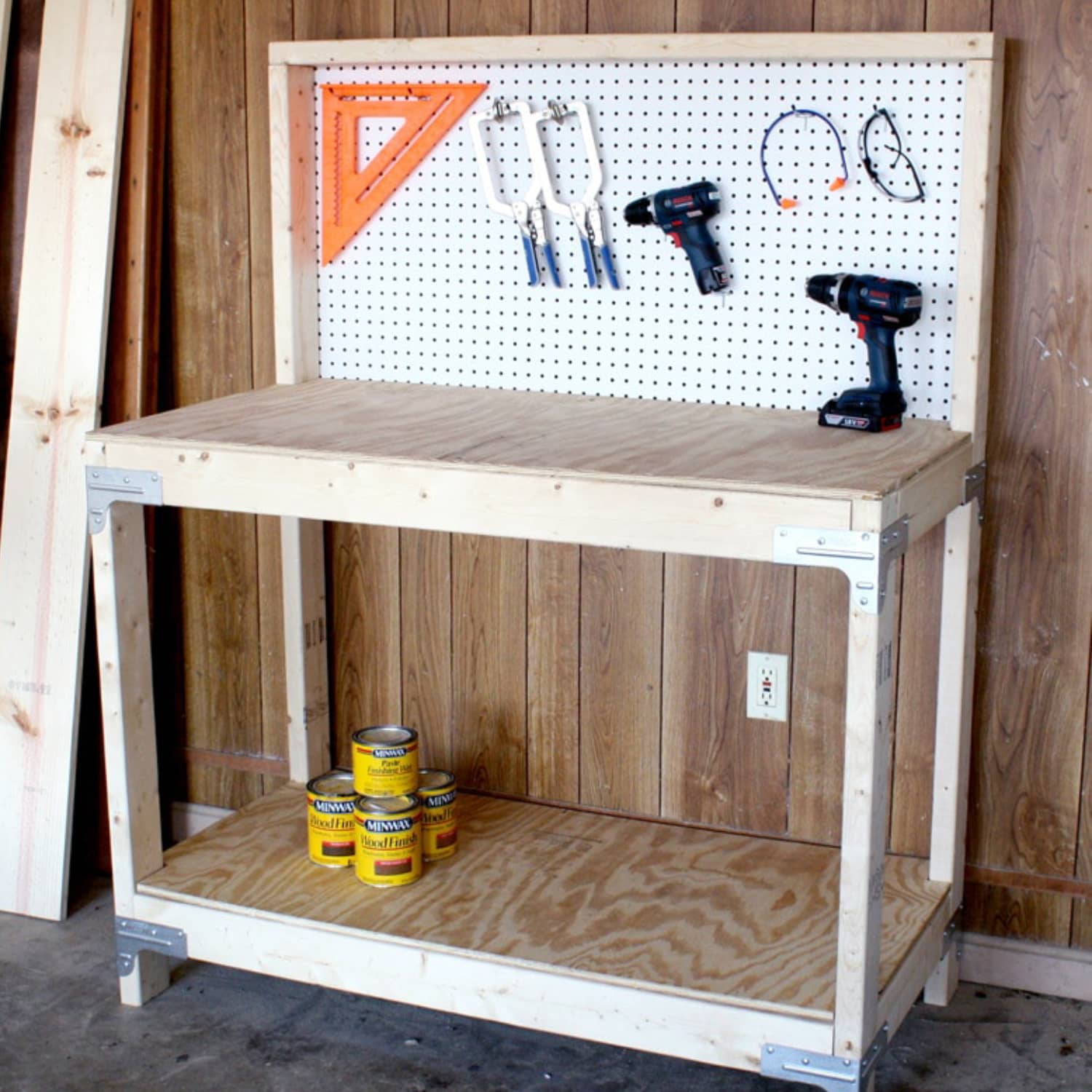 Organize your tools on an enhanced pallet shelf