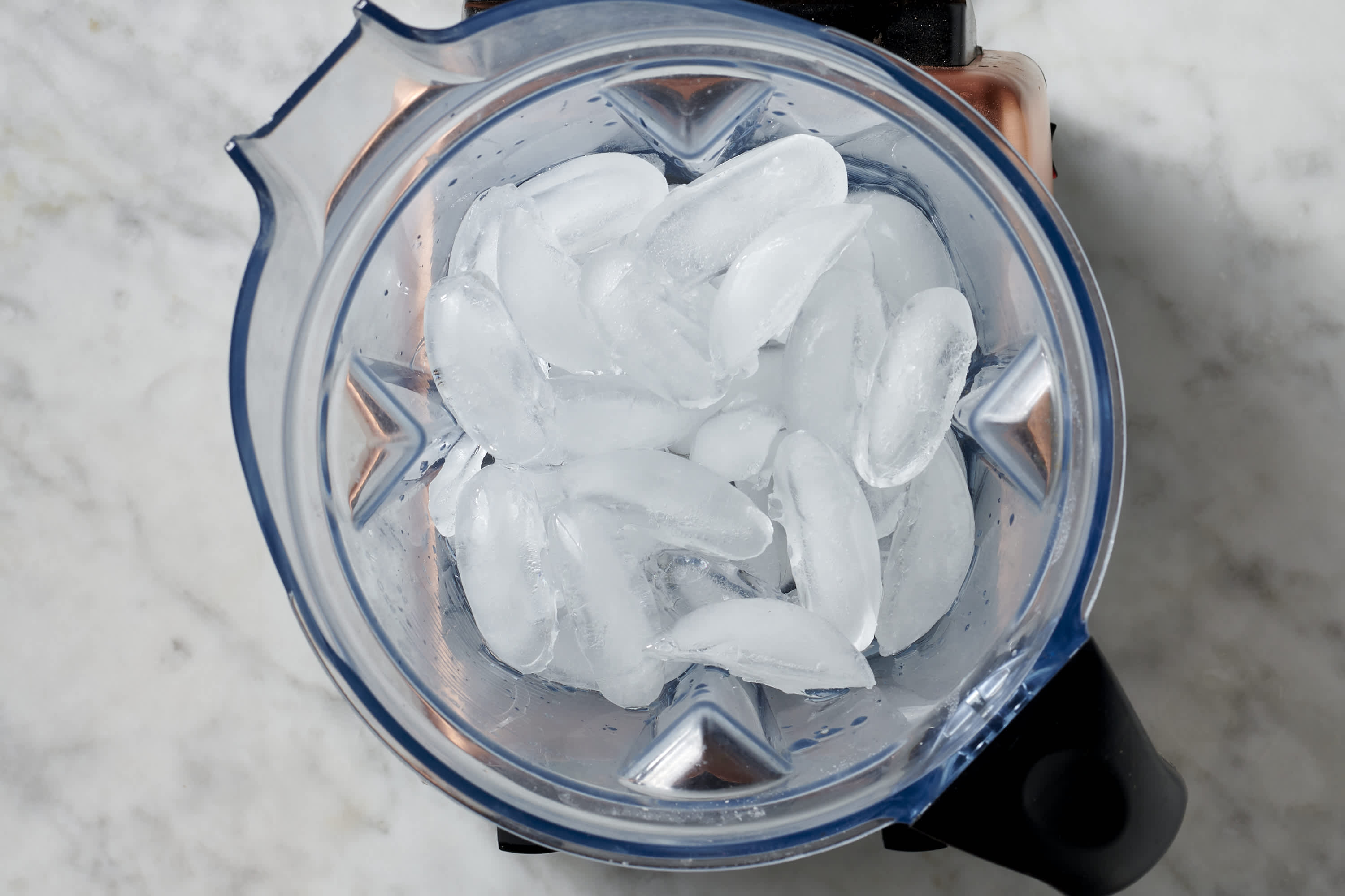 Ice cubes and crushed ice