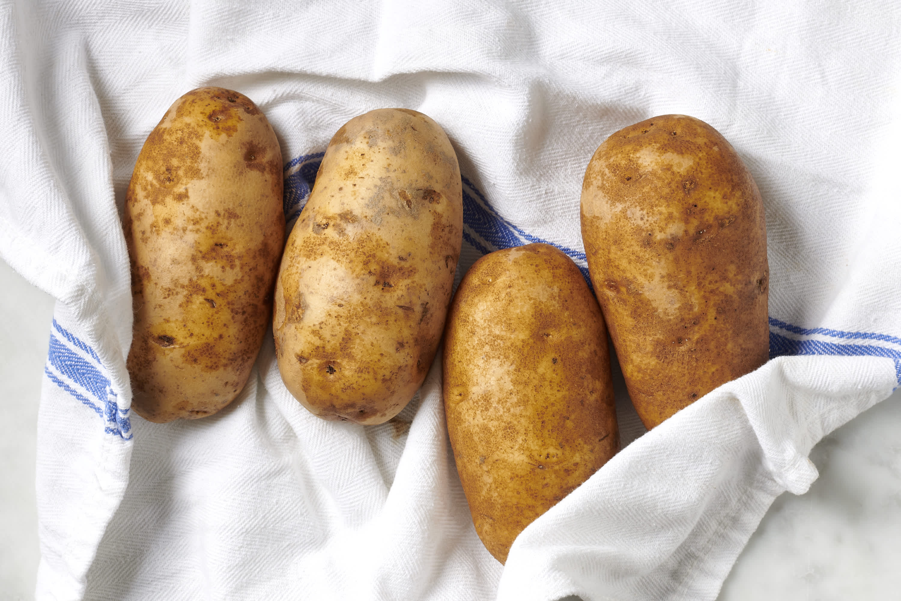 https://cdn.apartmenttherapy.info/image/upload/v1692634244/k/08-2023-how-to-make-hasselback-potatoes/how-to-make-hasselback-potatoes-508.jpg