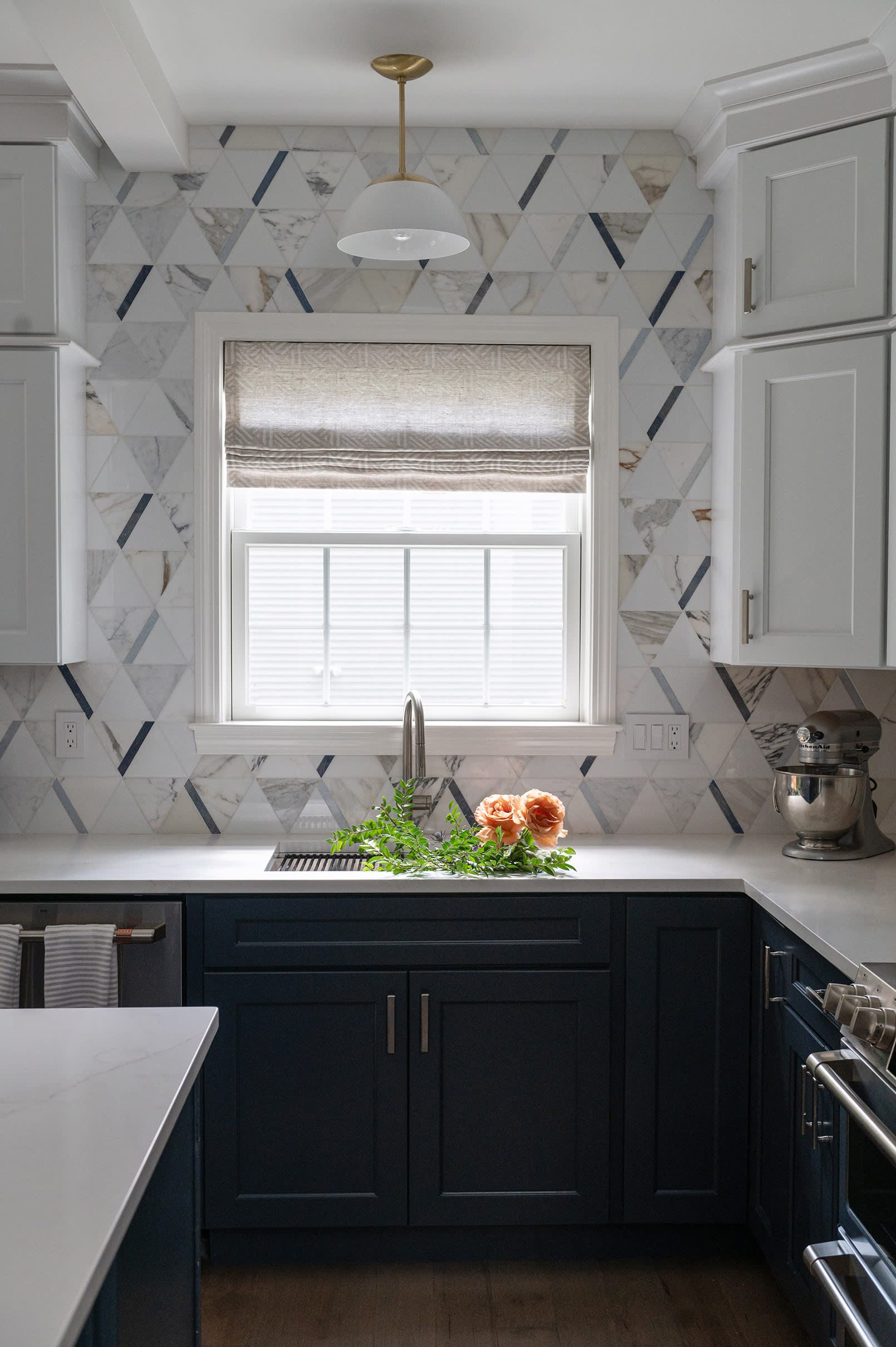 https://cdn.apartmenttherapy.info/image/upload/v1694185336/at/style/2023-09/kitchen-room-trends/striking-tile.jpg