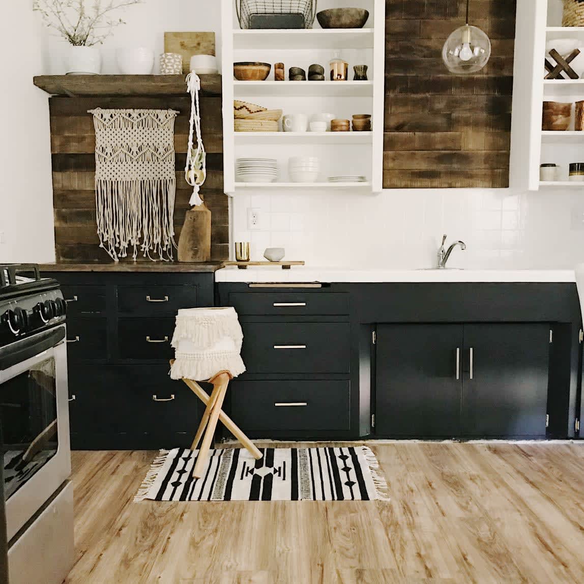 https://cdn.apartmenttherapy.info/image/upload/v1694405923/at/SEO%20Updates/black%20and%20white%20kitchens/black-and-white-kitchen-reclaimed-wood.jpg