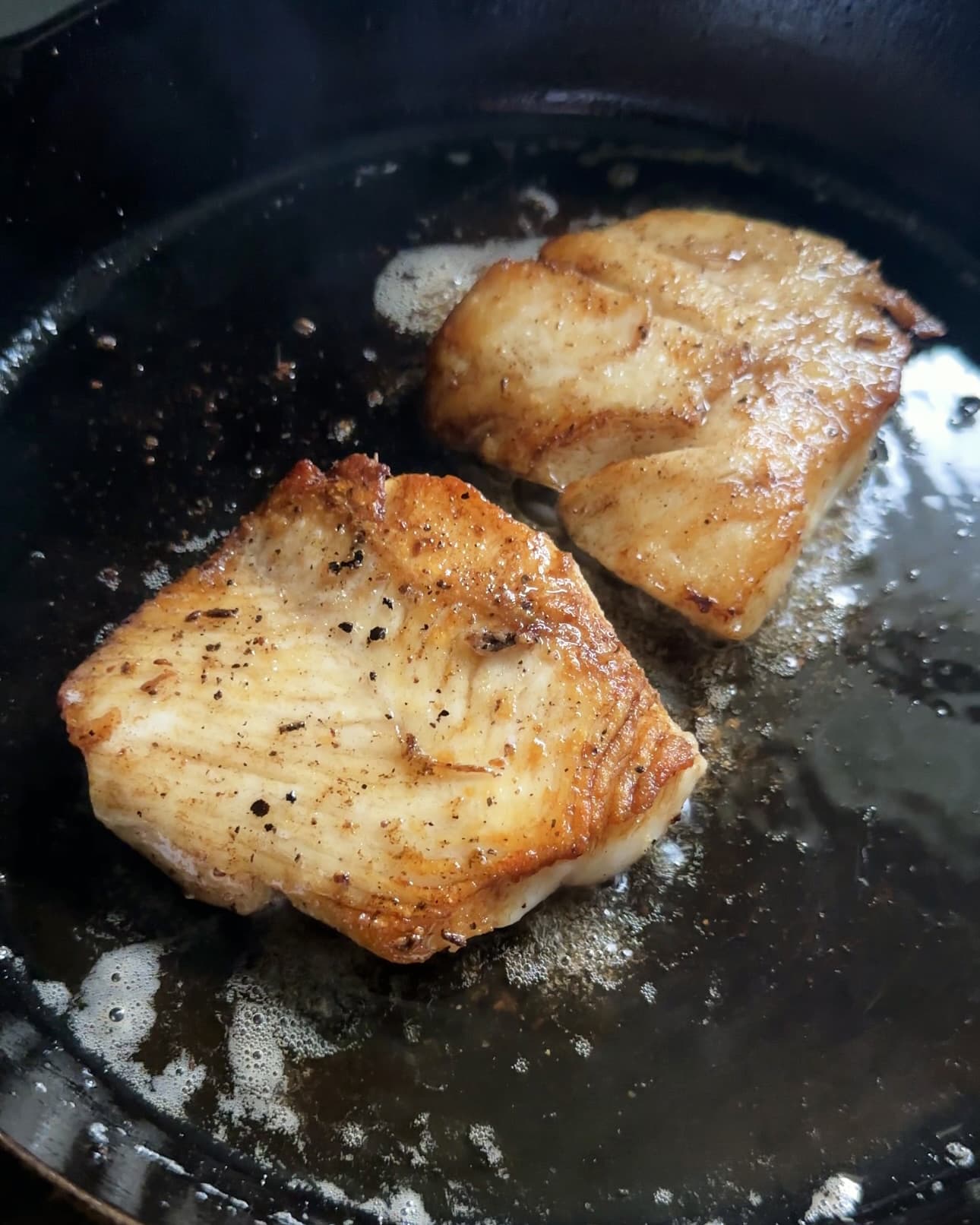 https://cdn.apartmenttherapy.info/image/upload/v1694623403/k/Edit/2023-09-foolproof-fish/searing-fish-in-skillet.jpg