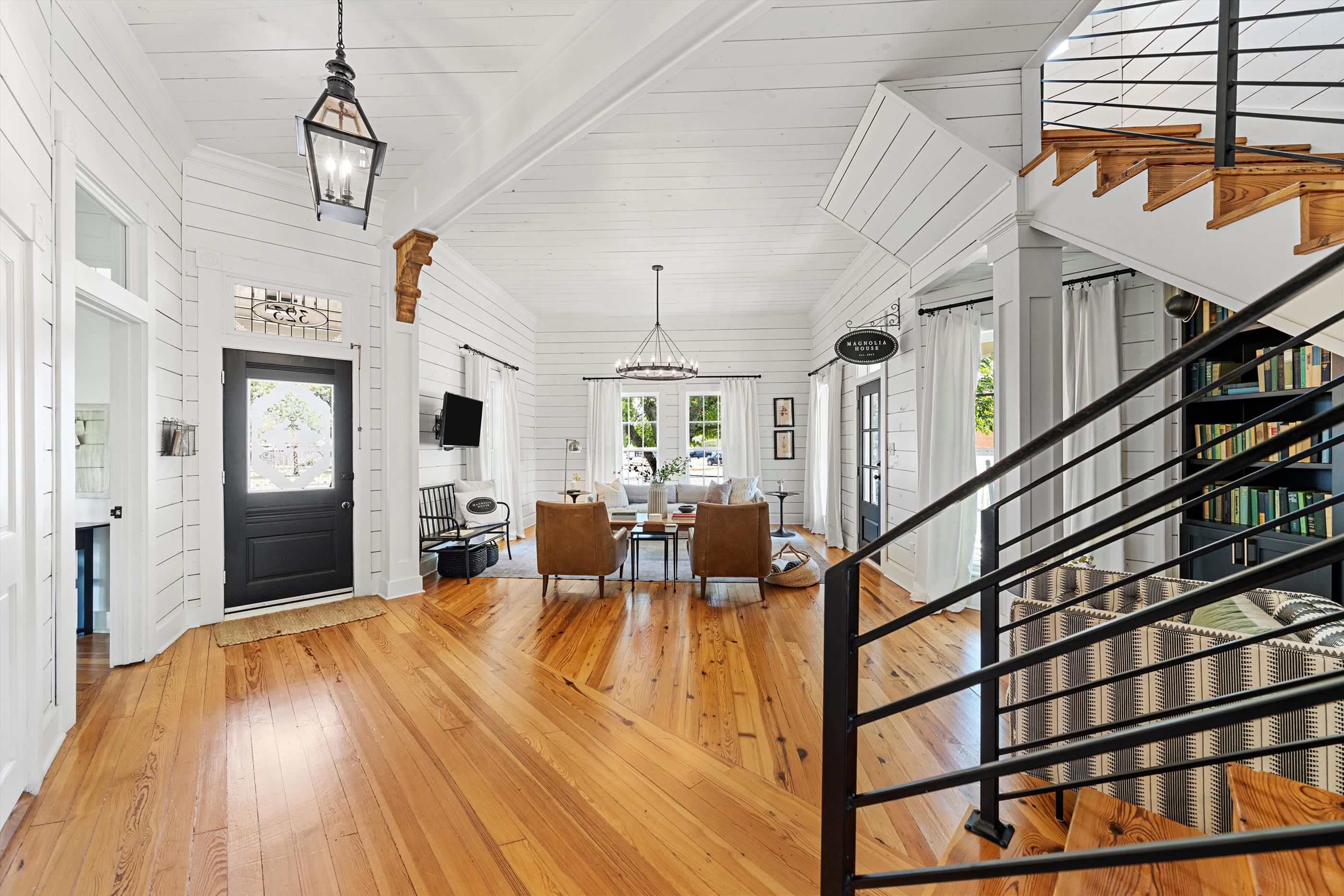 Chip \u0026 Joanna Gaines' Magnolia House Is for Sale | Apartment Therapy, image size:2800x1867