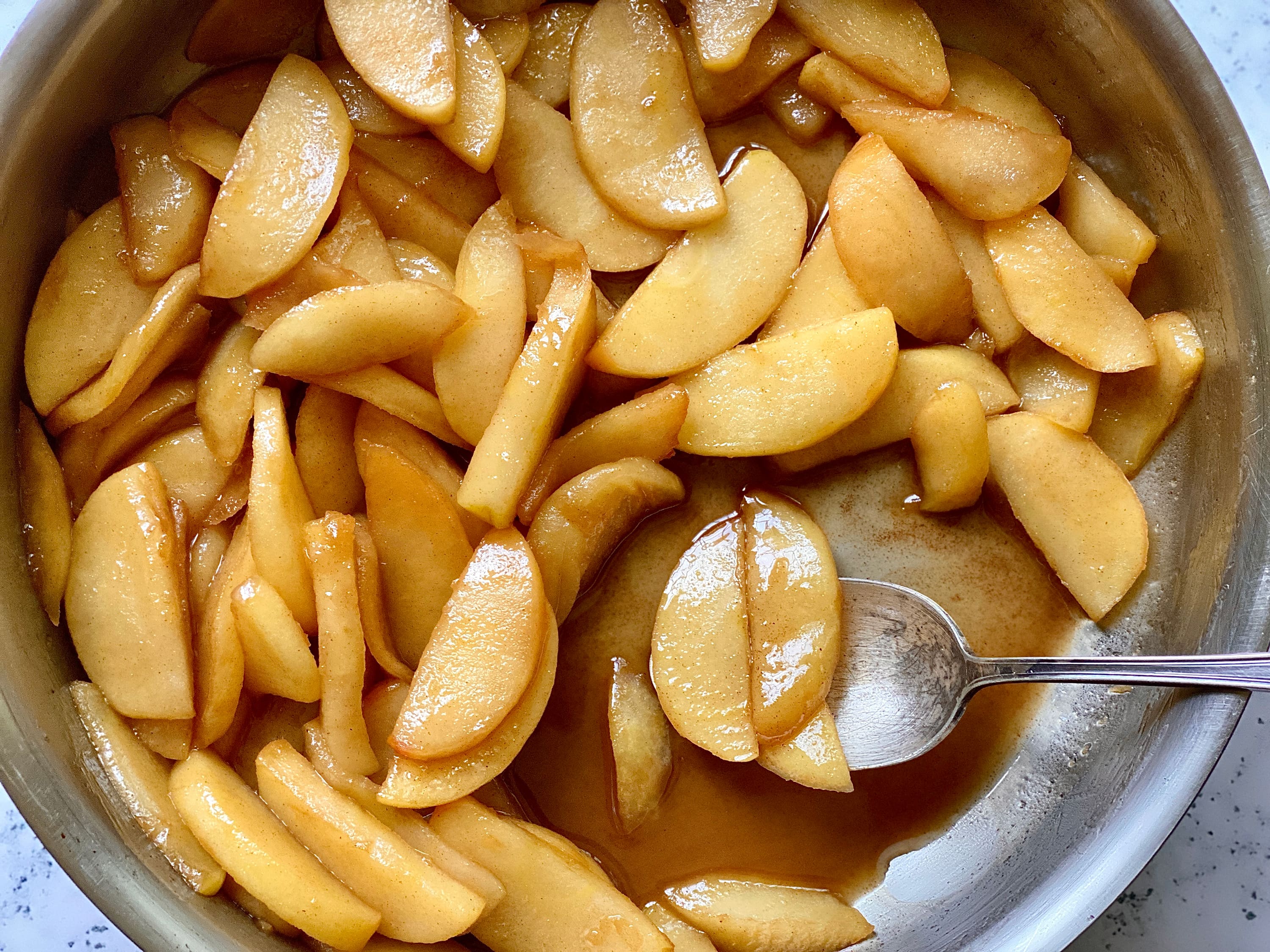 https://cdn.apartmenttherapy.info/image/upload/v1696964771/k/Edit/2023-10-caramelized-apples/caramelized-apples-3166.jpg