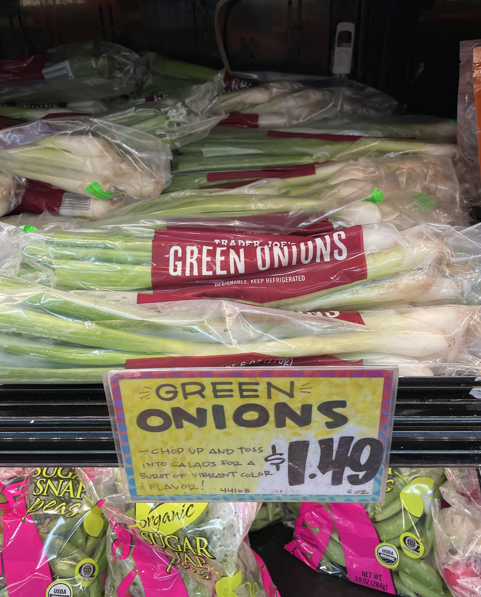 https://cdn.apartmenttherapy.info/image/upload/v1697468329/k/Edit/2023-10-trader-joes-chef/green-onions.jpg