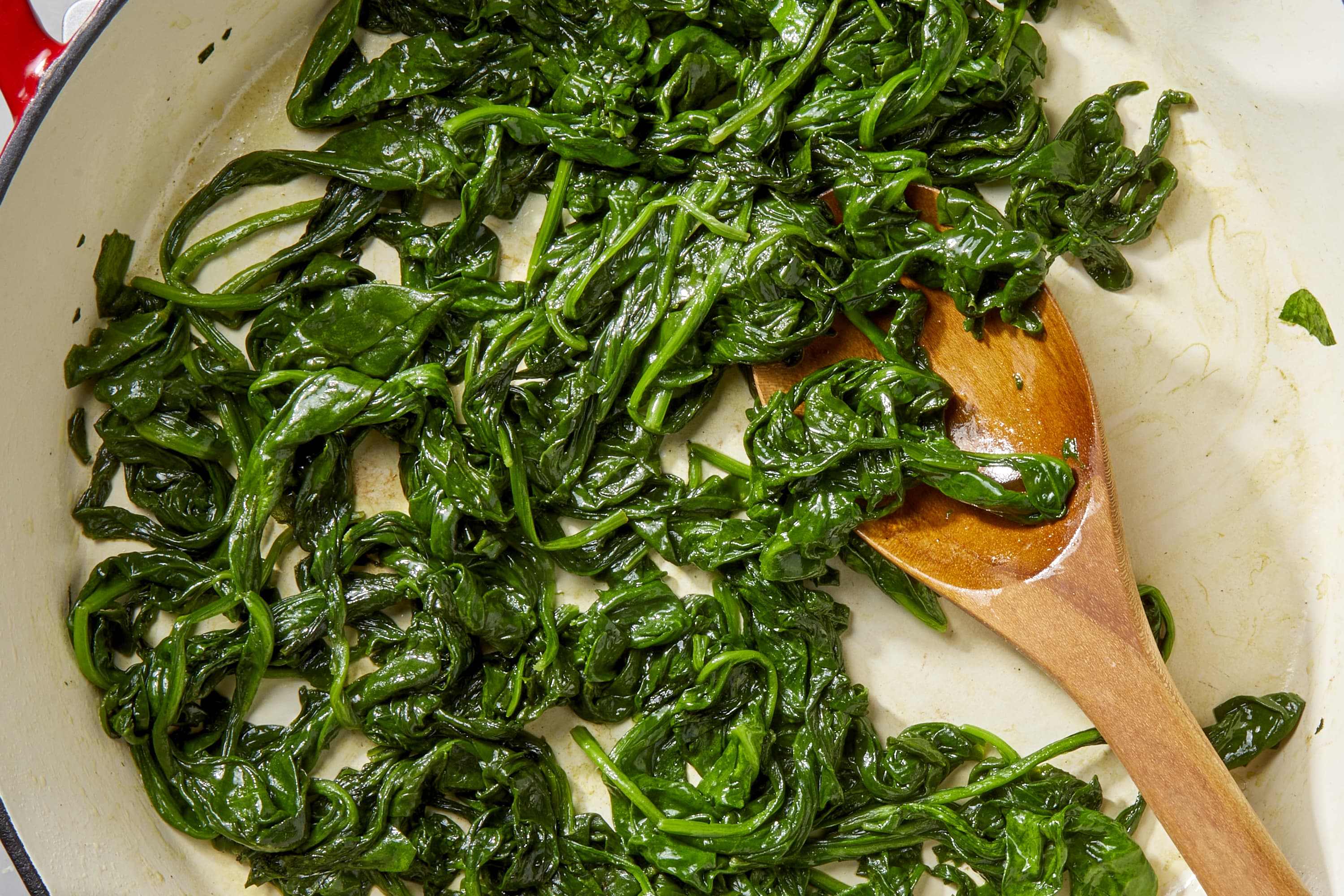 https://cdn.apartmenttherapy.info/image/upload/v1699898216/k/Photo/Series/2023-11-how-to-cook-spinach/how-to-cook-spinach-178_1.jpg