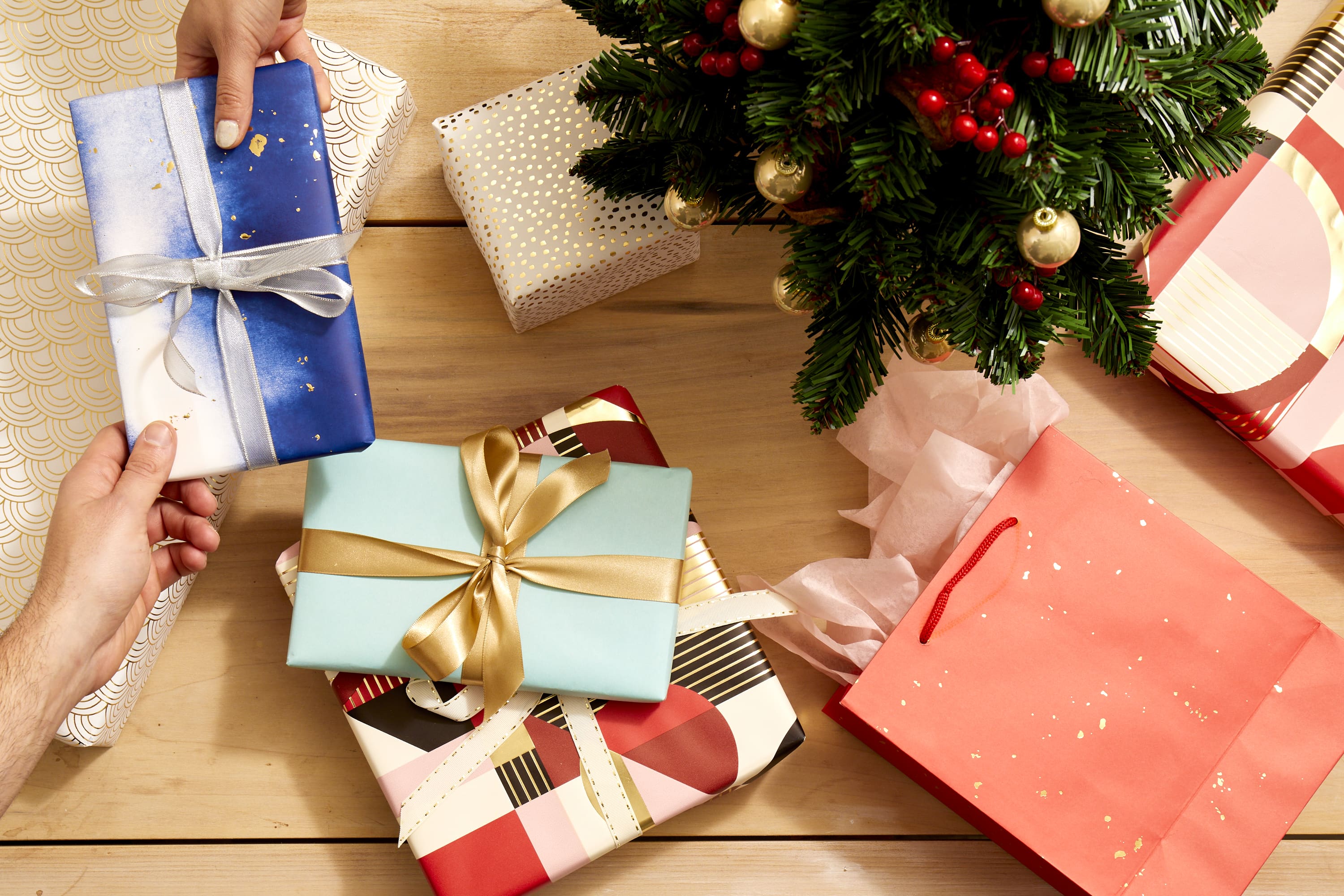 9 Best Christmas Gift Exchange Ideas for Family and Friends 2022