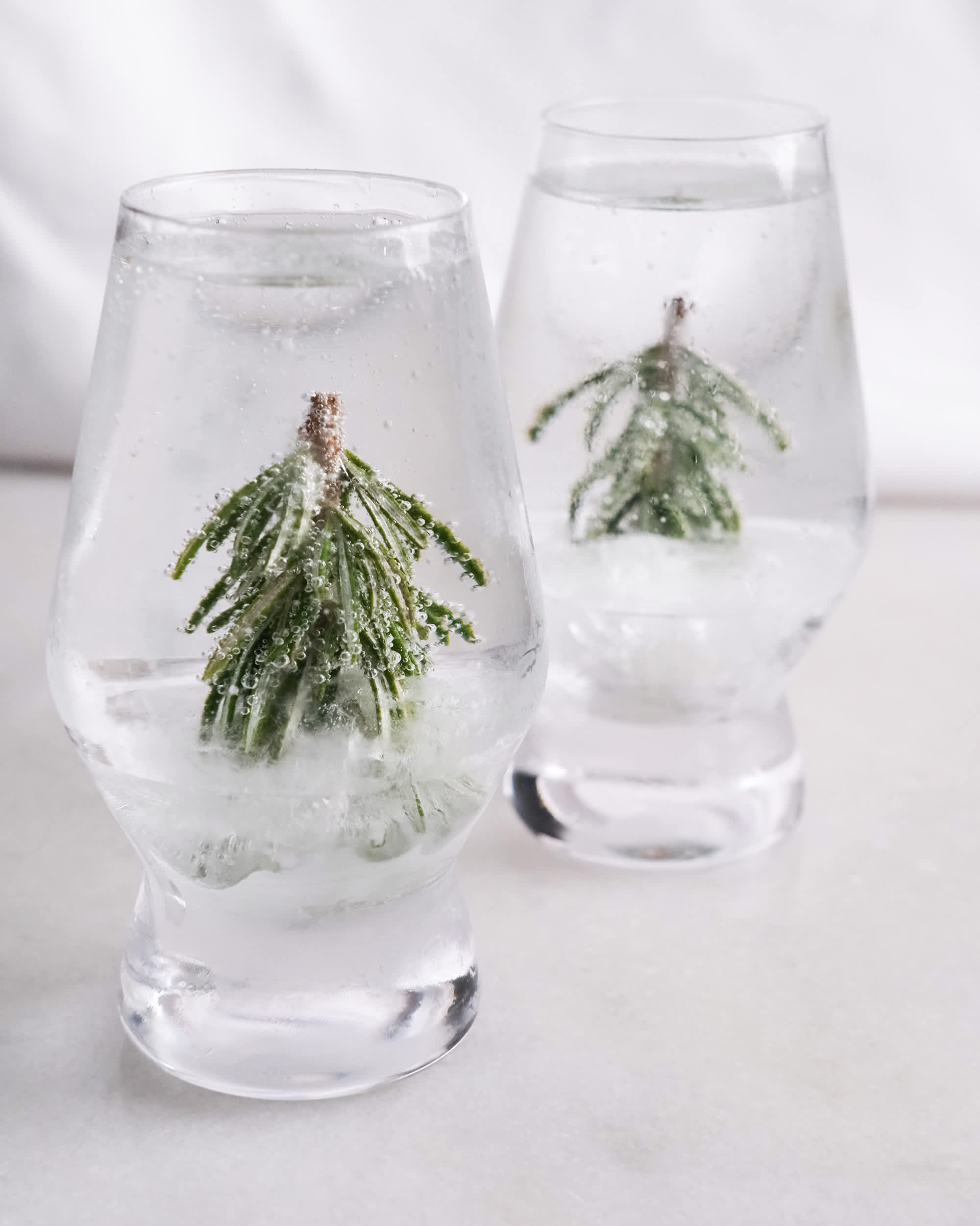 can't get over these festive Christmas tree ice cubes with swoon