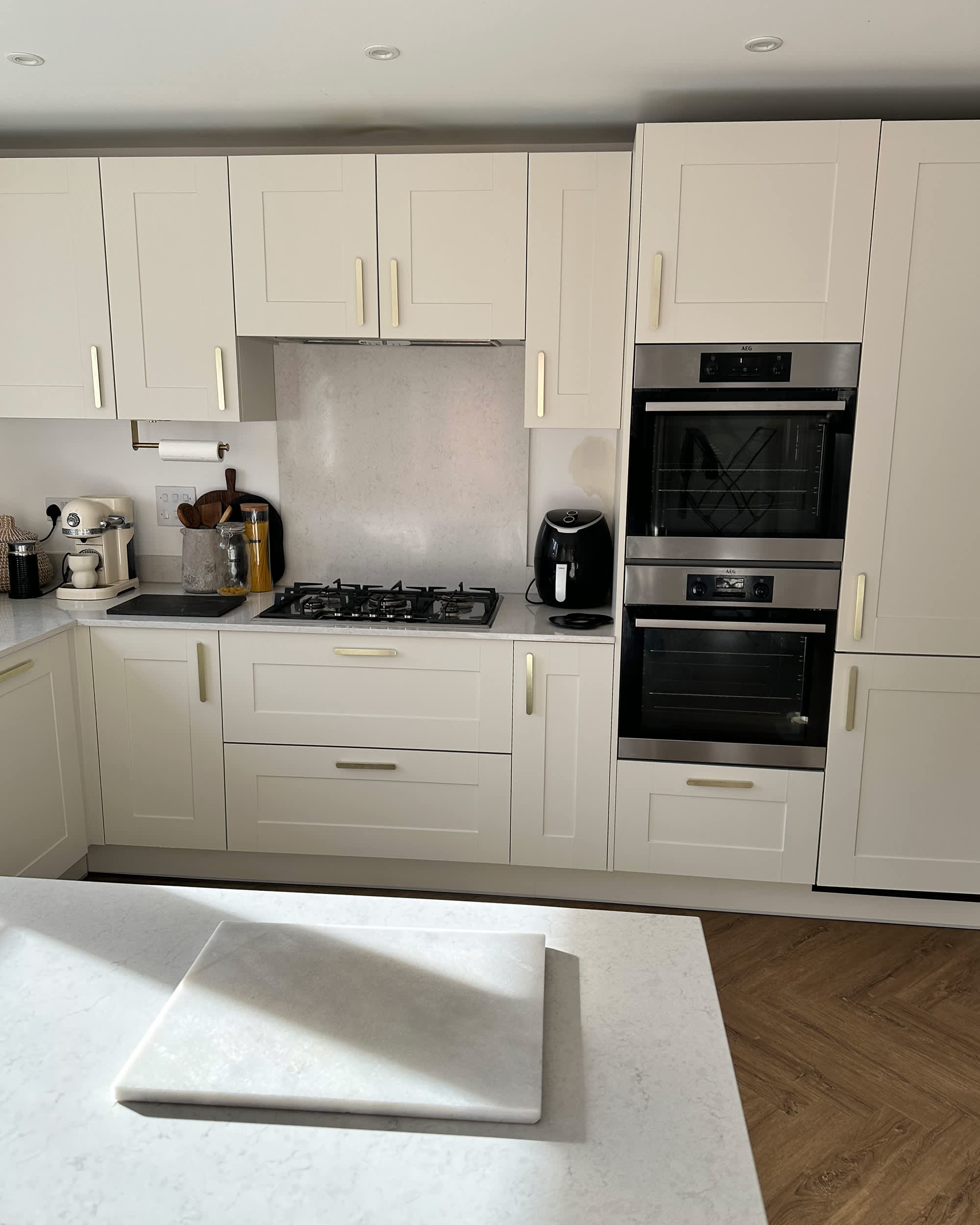 https://cdn.apartmenttherapy.info/image/upload/v1702065822/at/home-projects/2023-12/jayne-d-kitchen/jayne-d-kitchen-after-8393.jpg