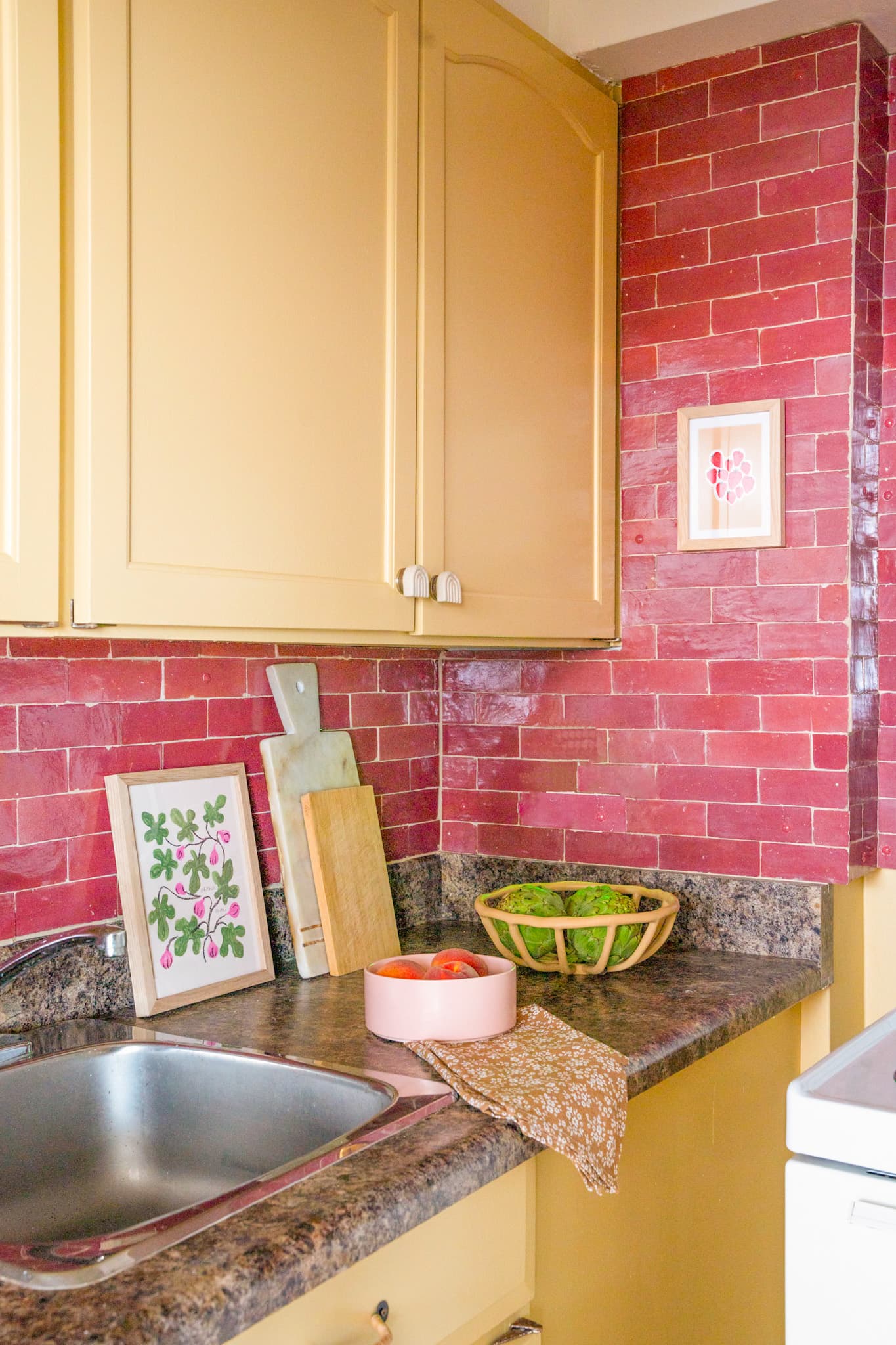 How to Work With Dated Granite in Your Kitchen