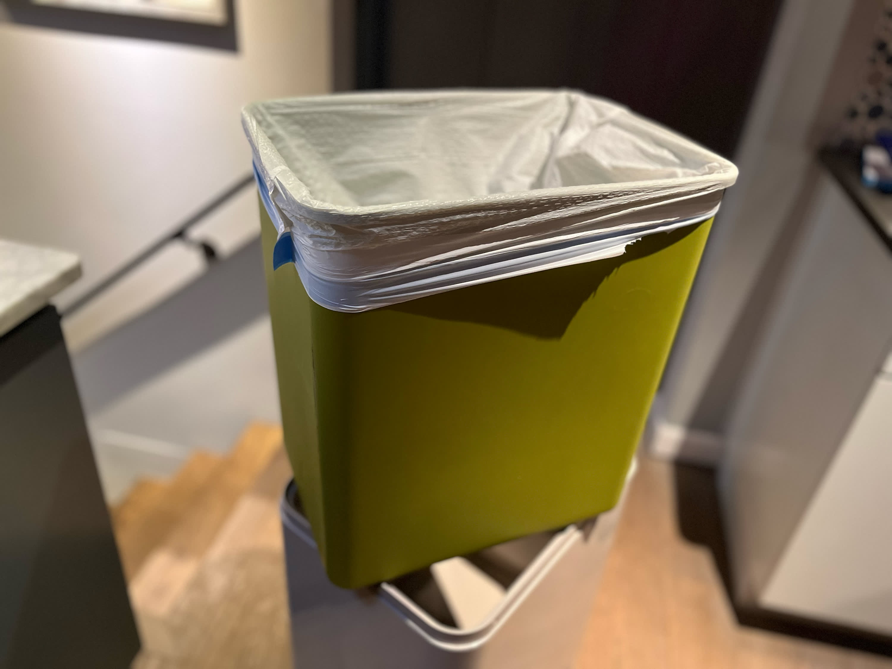 https://cdn.apartmenttherapy.info/image/upload/v1702669965/k/Edit/2023-12-proper-way-to-line-a-trash-can/proper-way-to-line-a-trash-can-4350.jpg