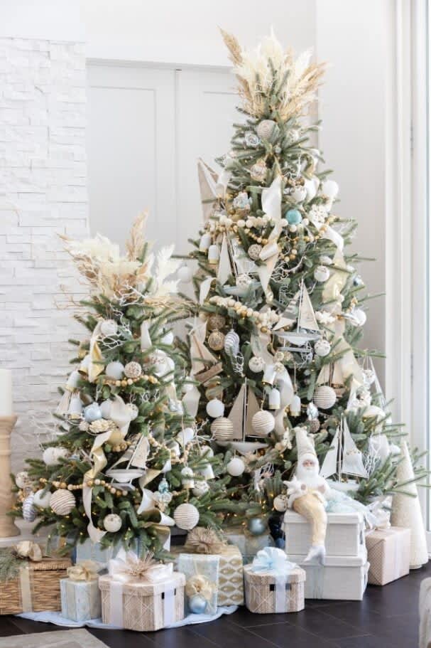 Minimal Scandinavian Christmas Tree - Homey Oh My