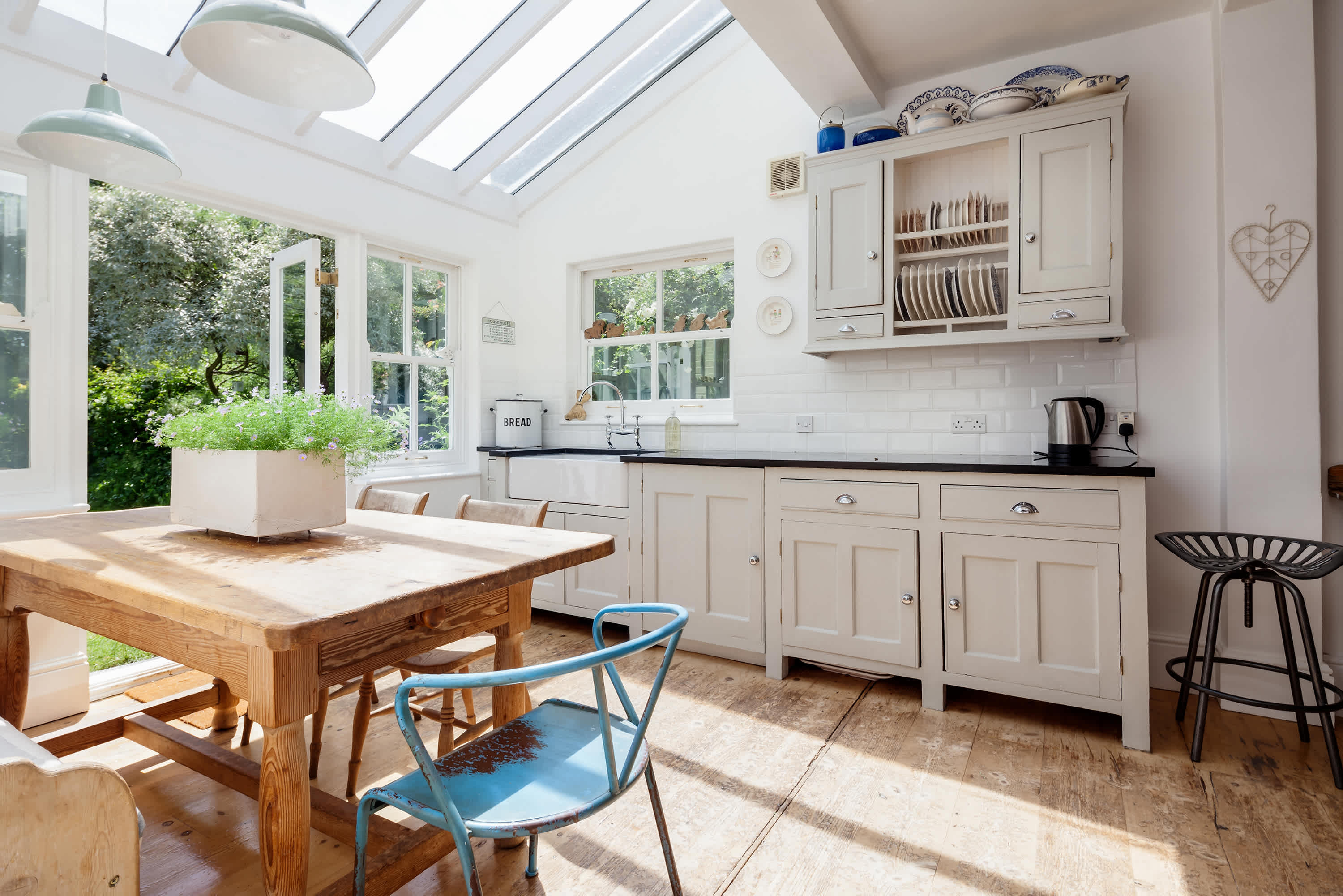 洋書 new country KITCHENS shutterstock_2250941607.jpg