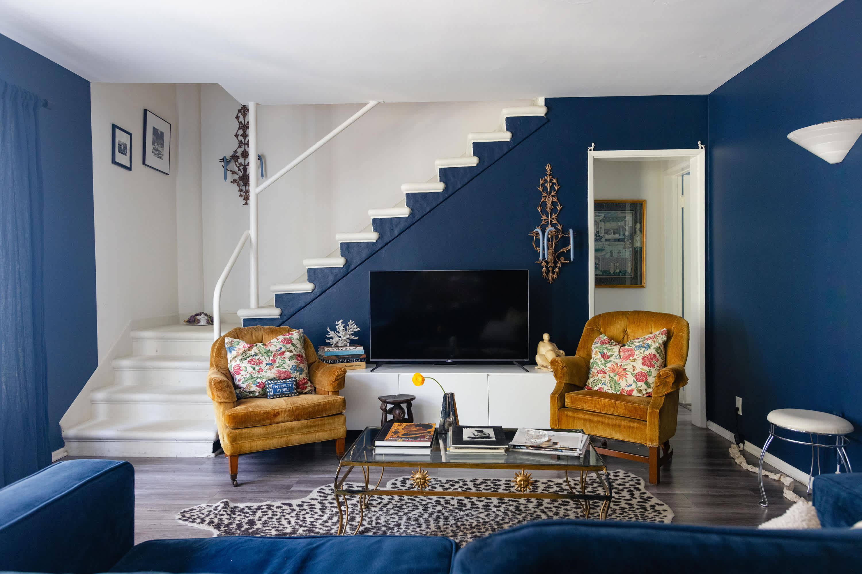 This Plain White Living Room Transforms into a Navy Stunner | Apartment  Therapy, image size:3000x2000